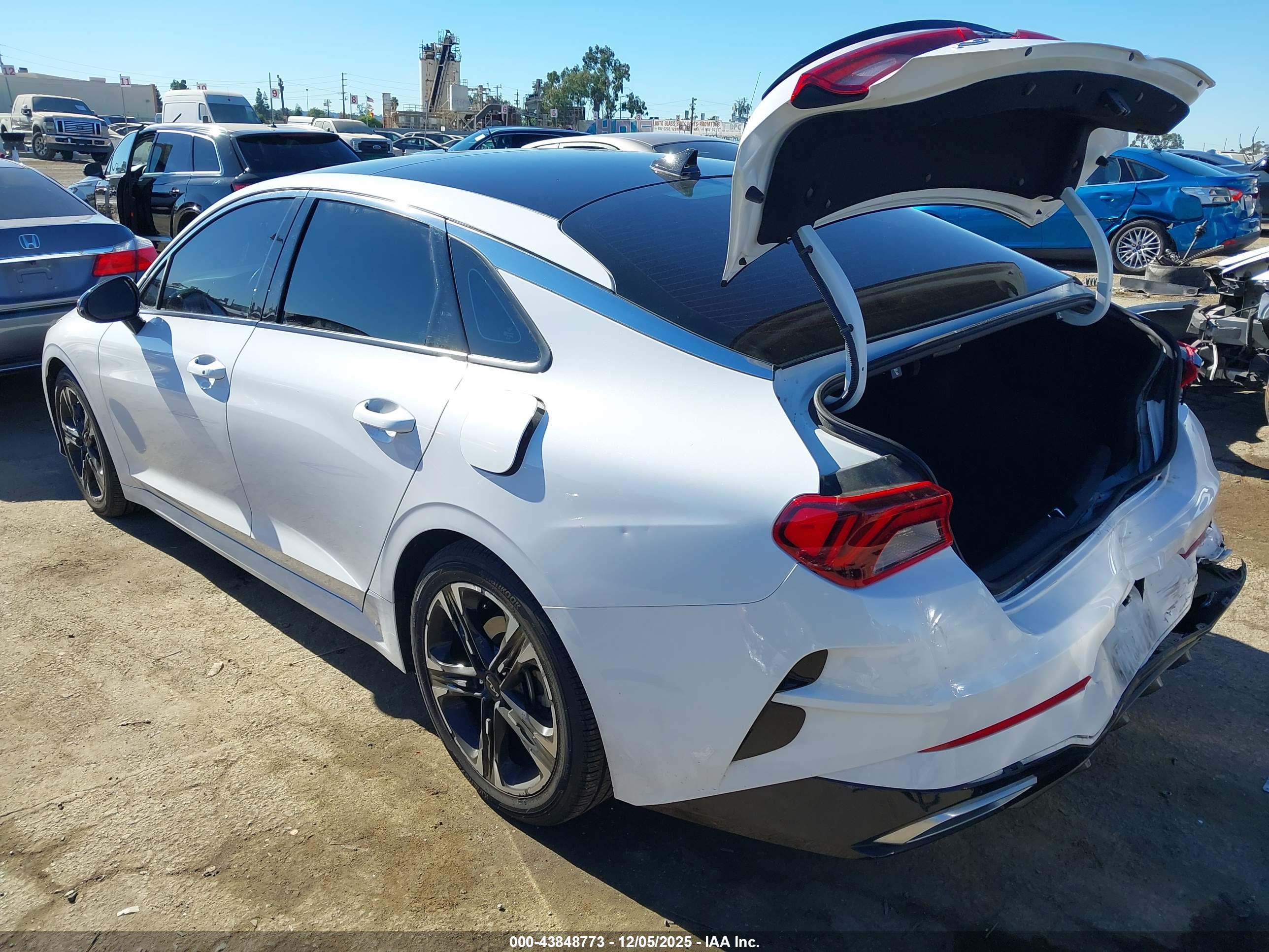 KIA K5 image 3