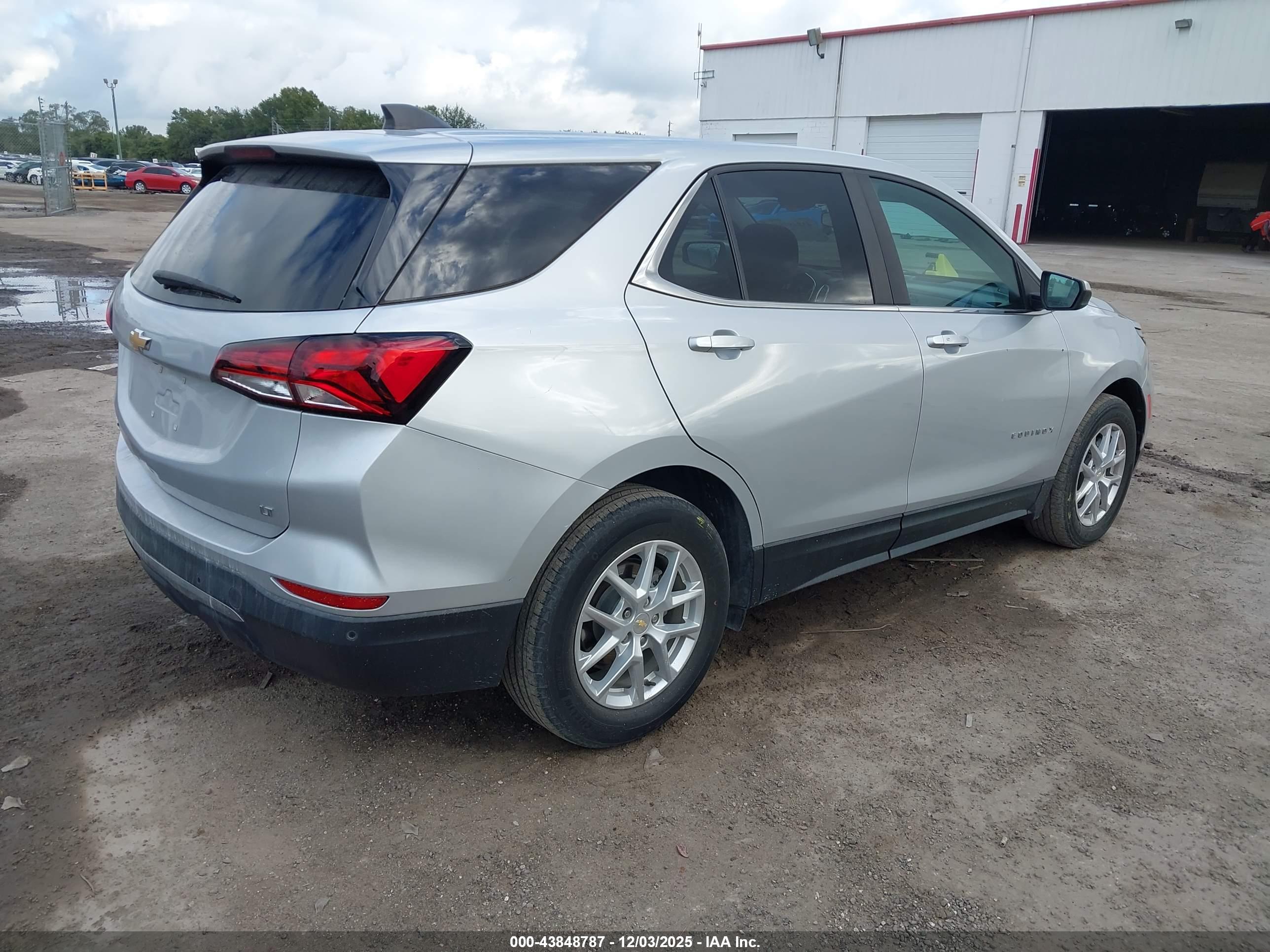 CHEVROLET EQUINOX image 4