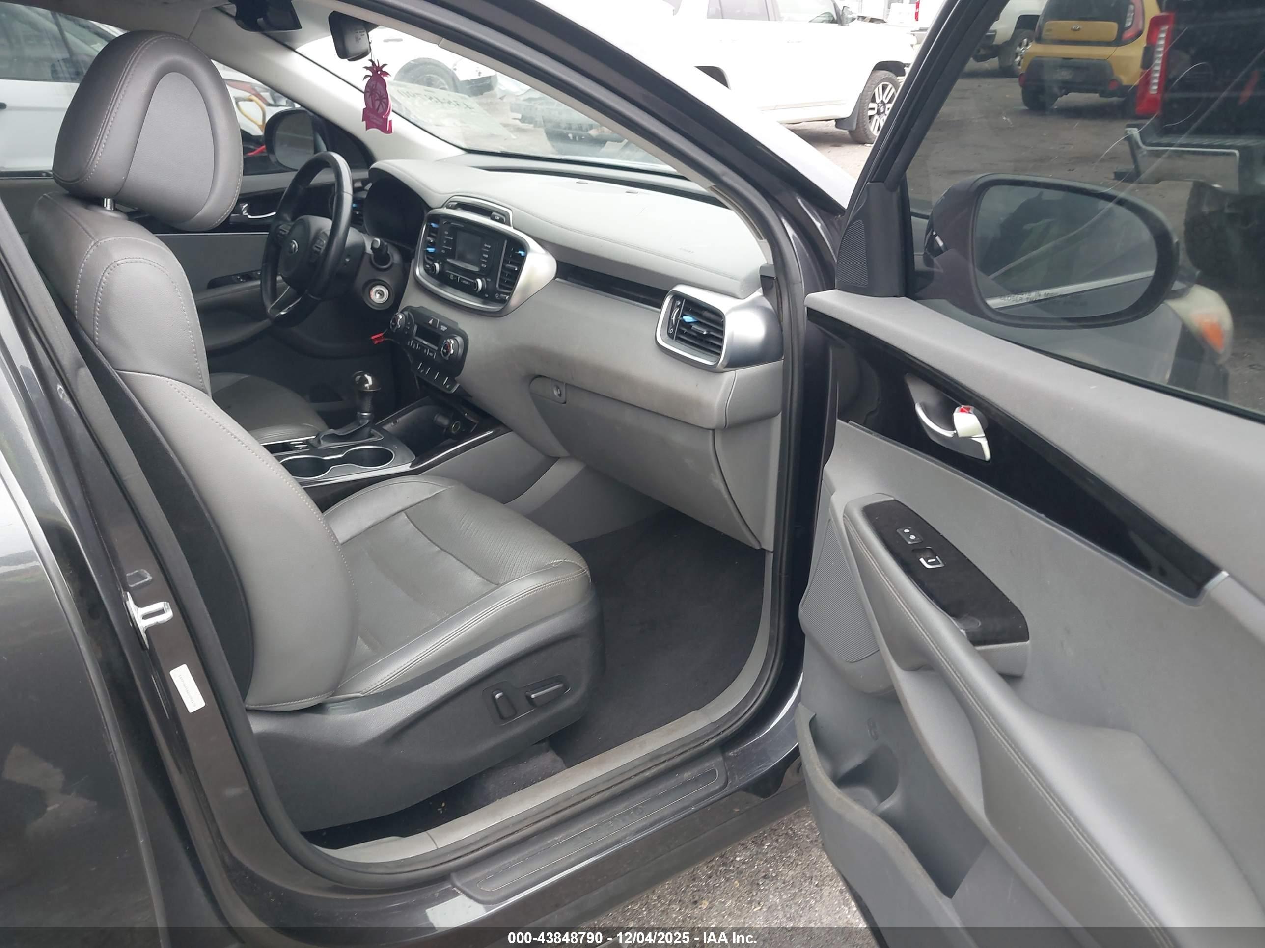 KIA SORENTO image 5