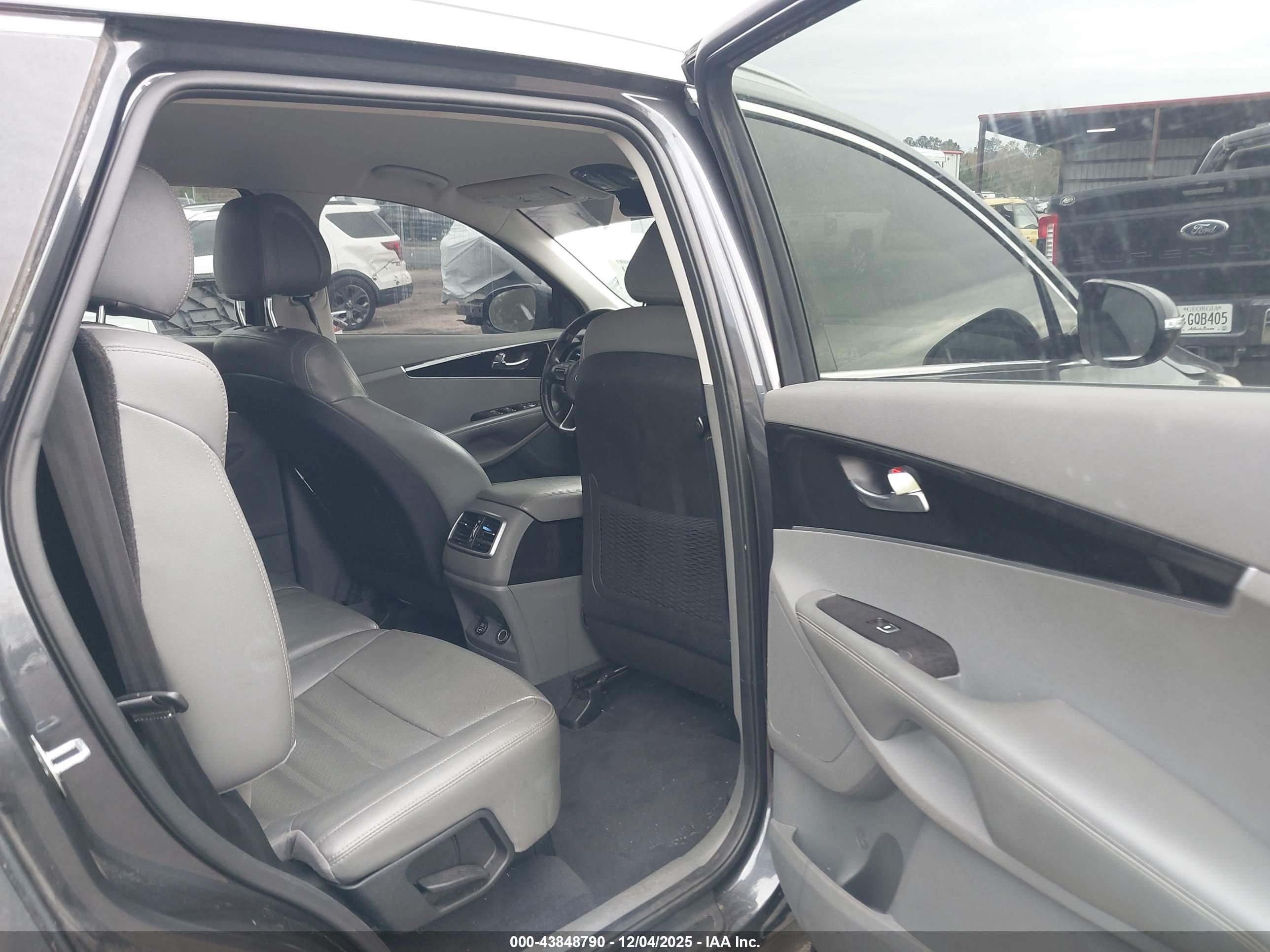KIA SORENTO image 8