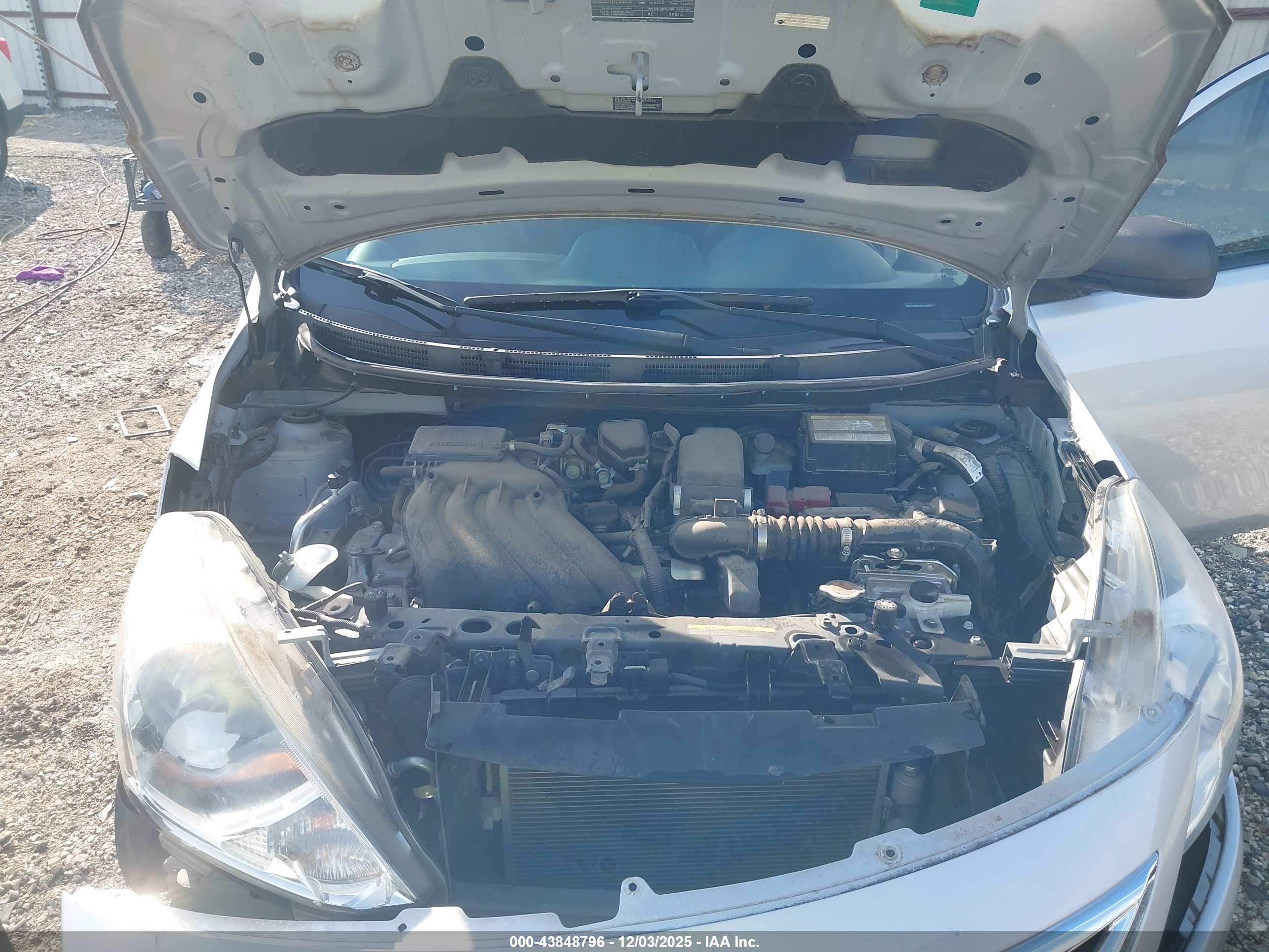 NISSAN VERSA image 10