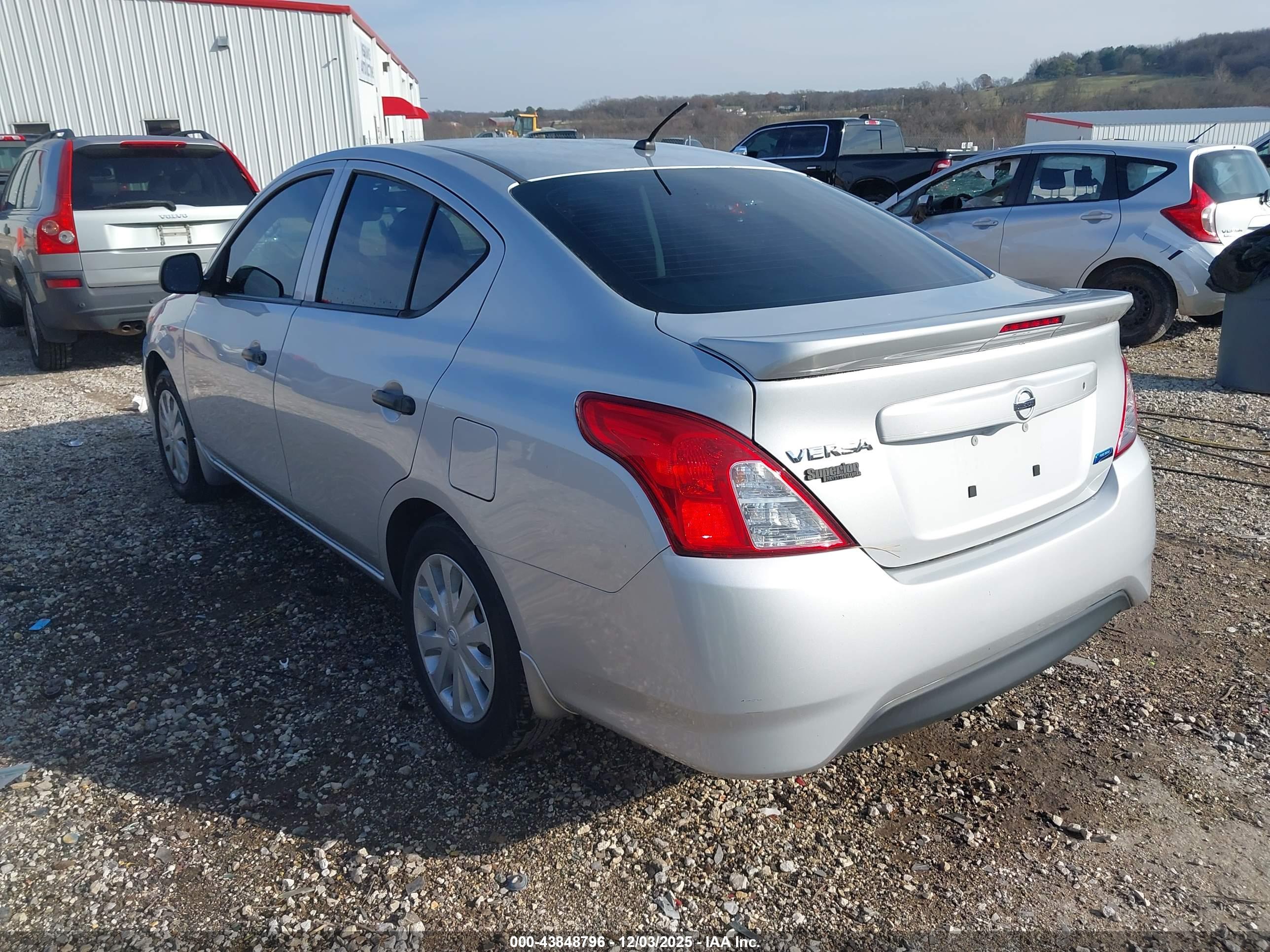 NISSAN VERSA image 3