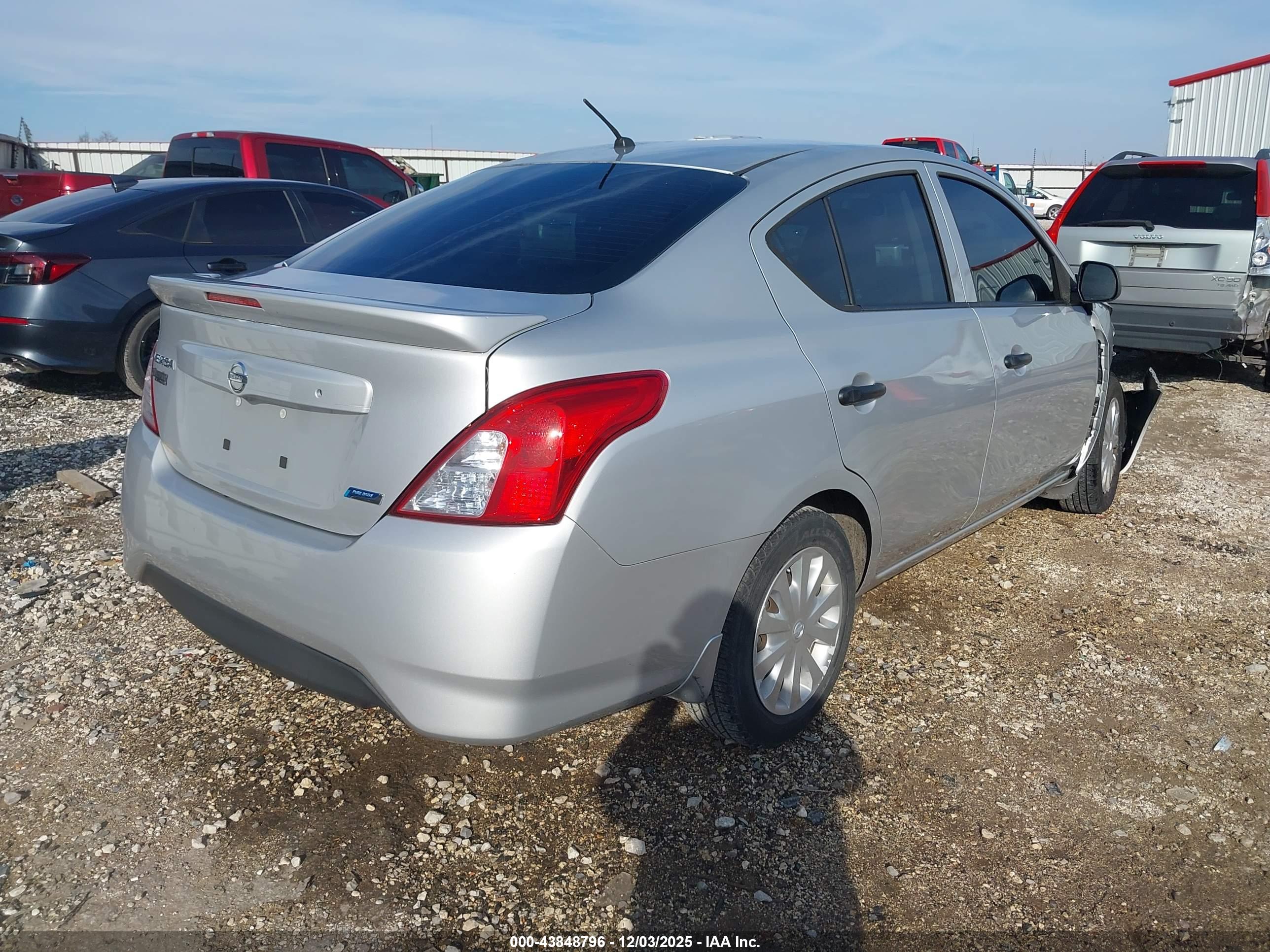 NISSAN VERSA image 4