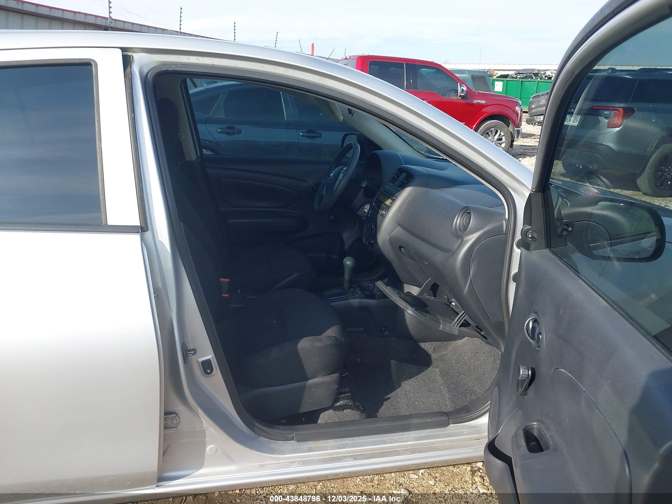 NISSAN VERSA image 5