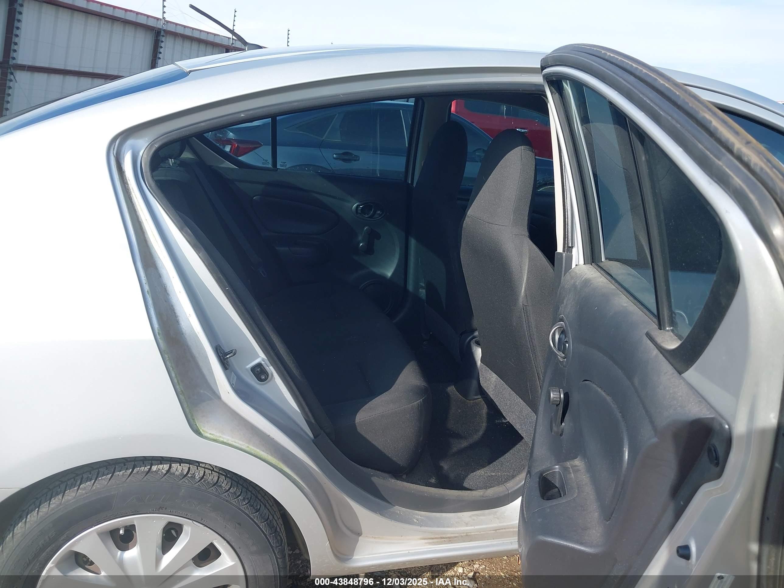 NISSAN VERSA image 8