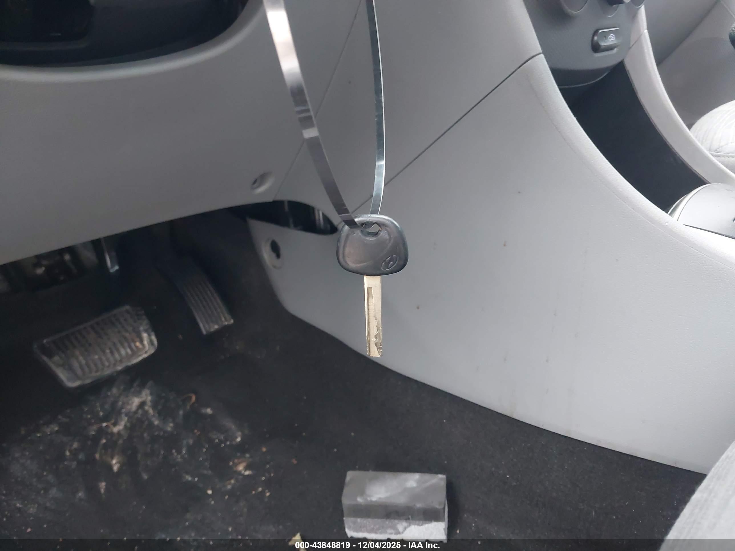 HYUNDAI ACCENT image 11