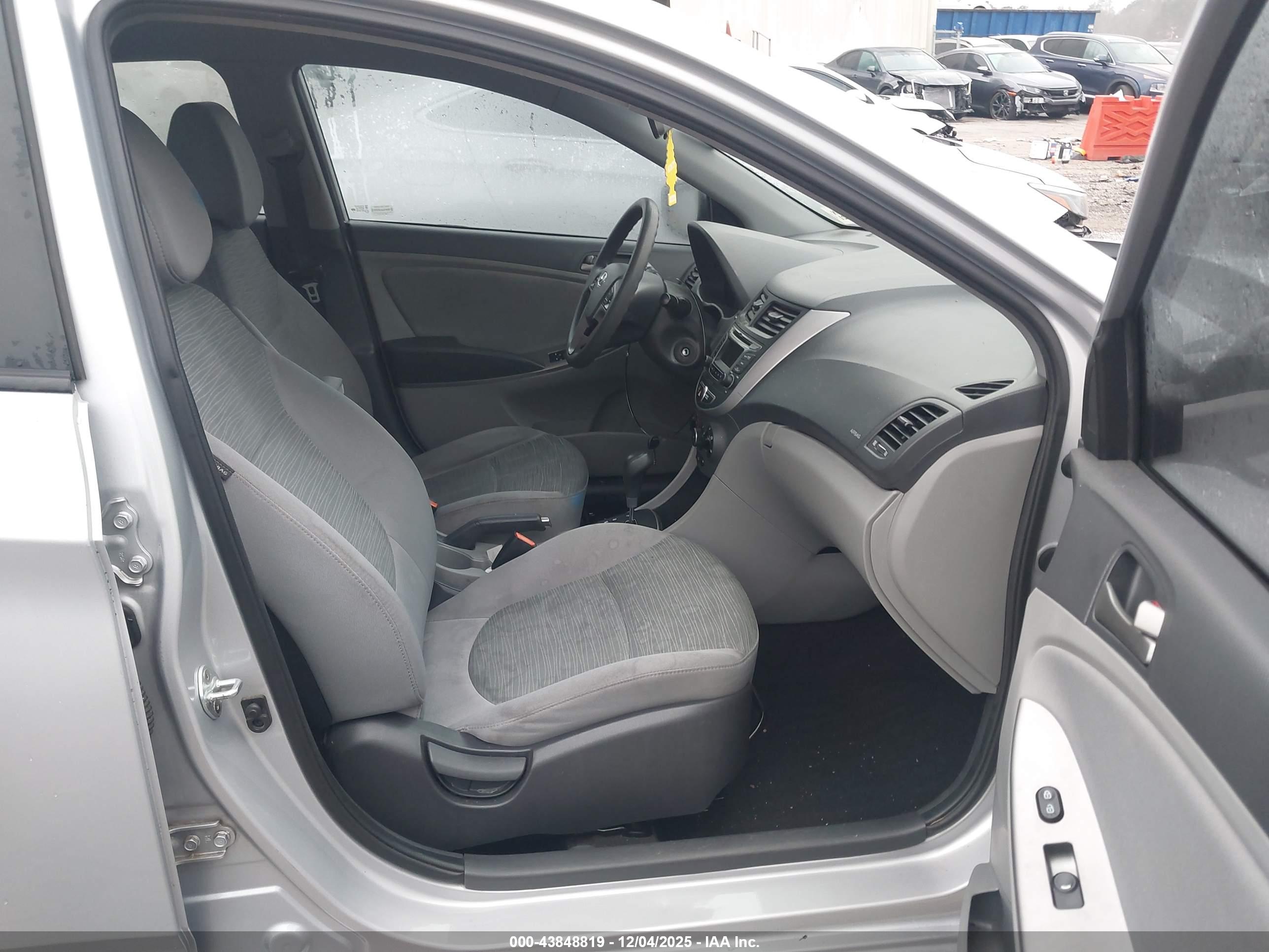 HYUNDAI ACCENT image 5