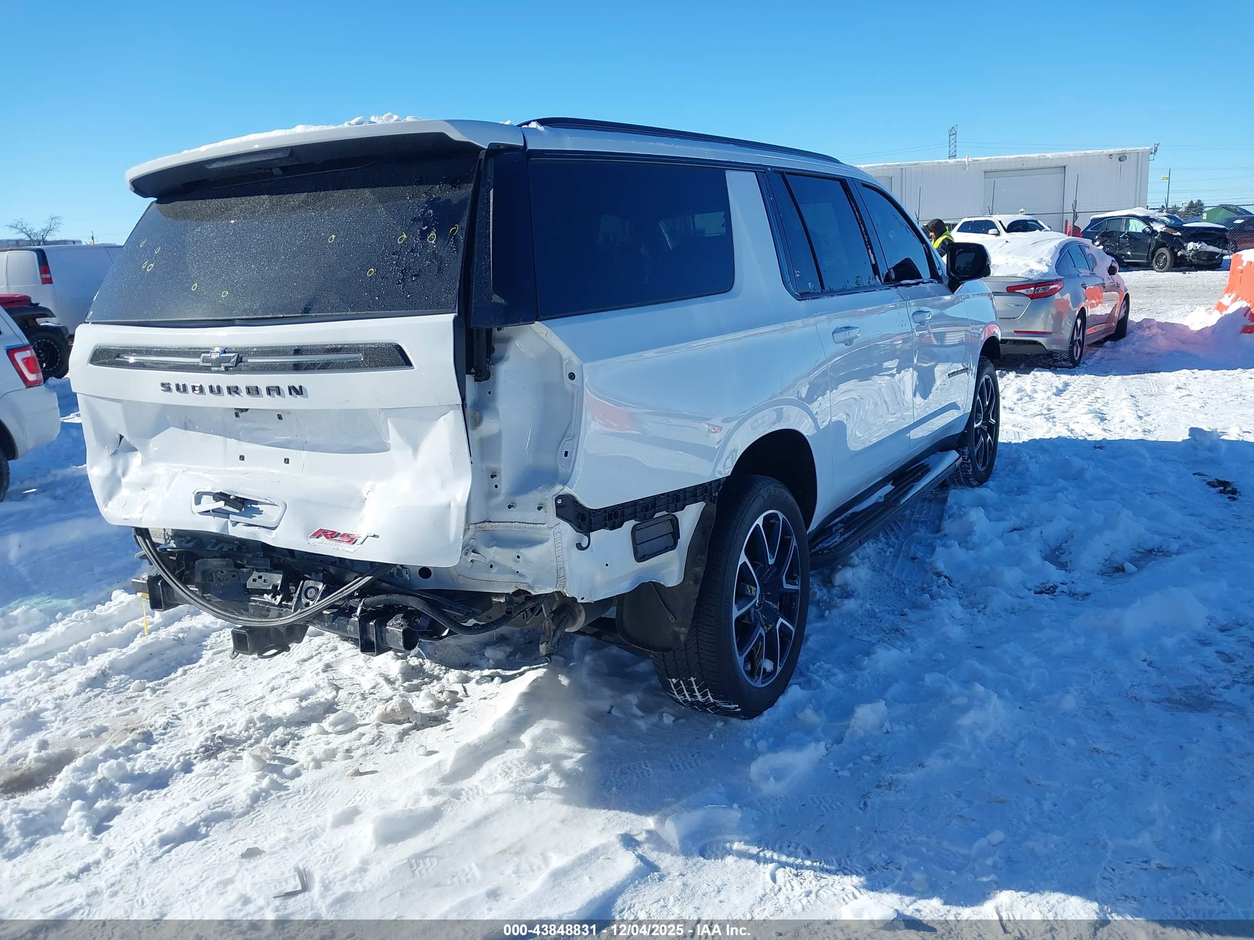 CHEVROLET SUBURBAN image 4