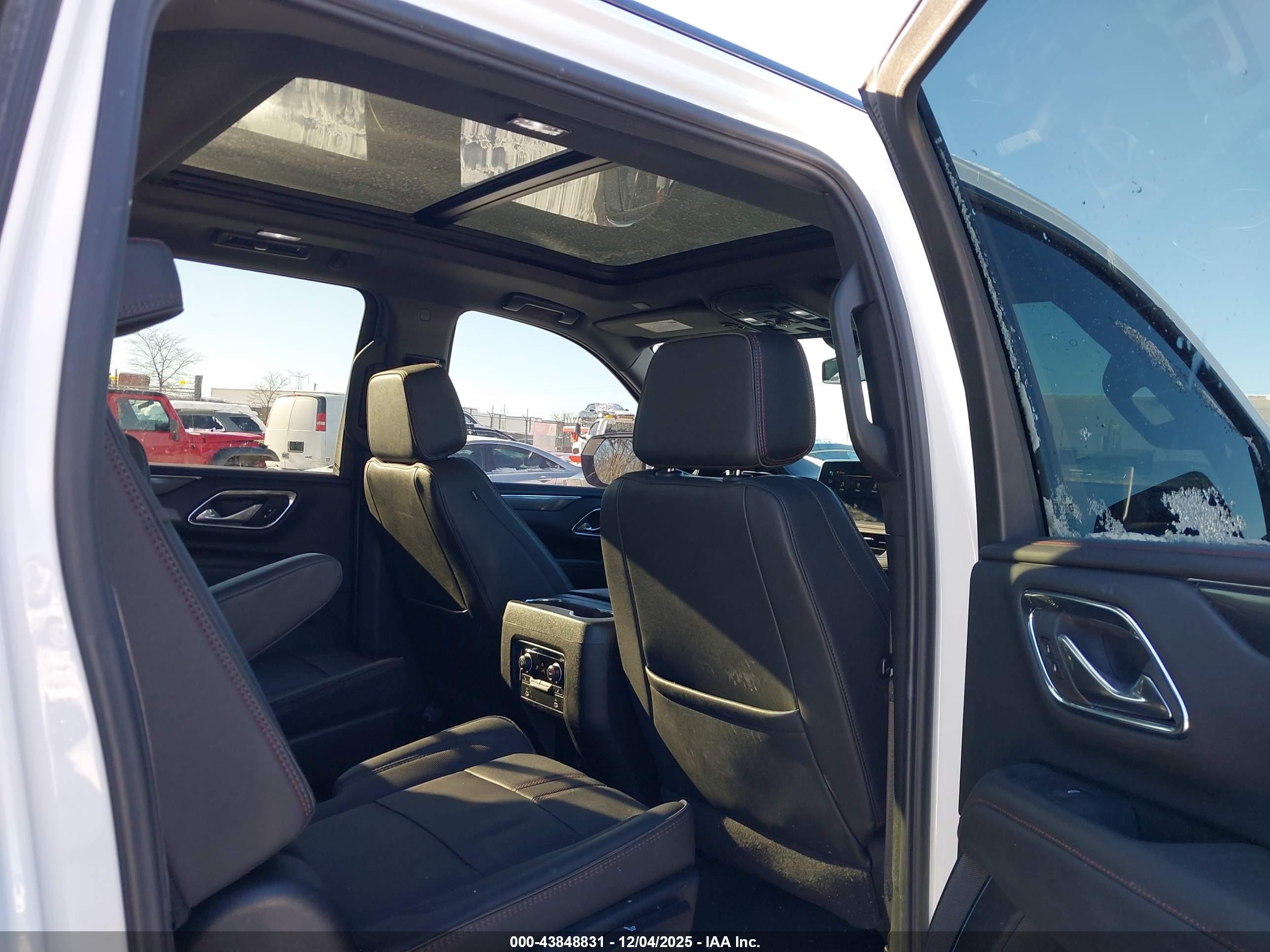 CHEVROLET SUBURBAN image 8