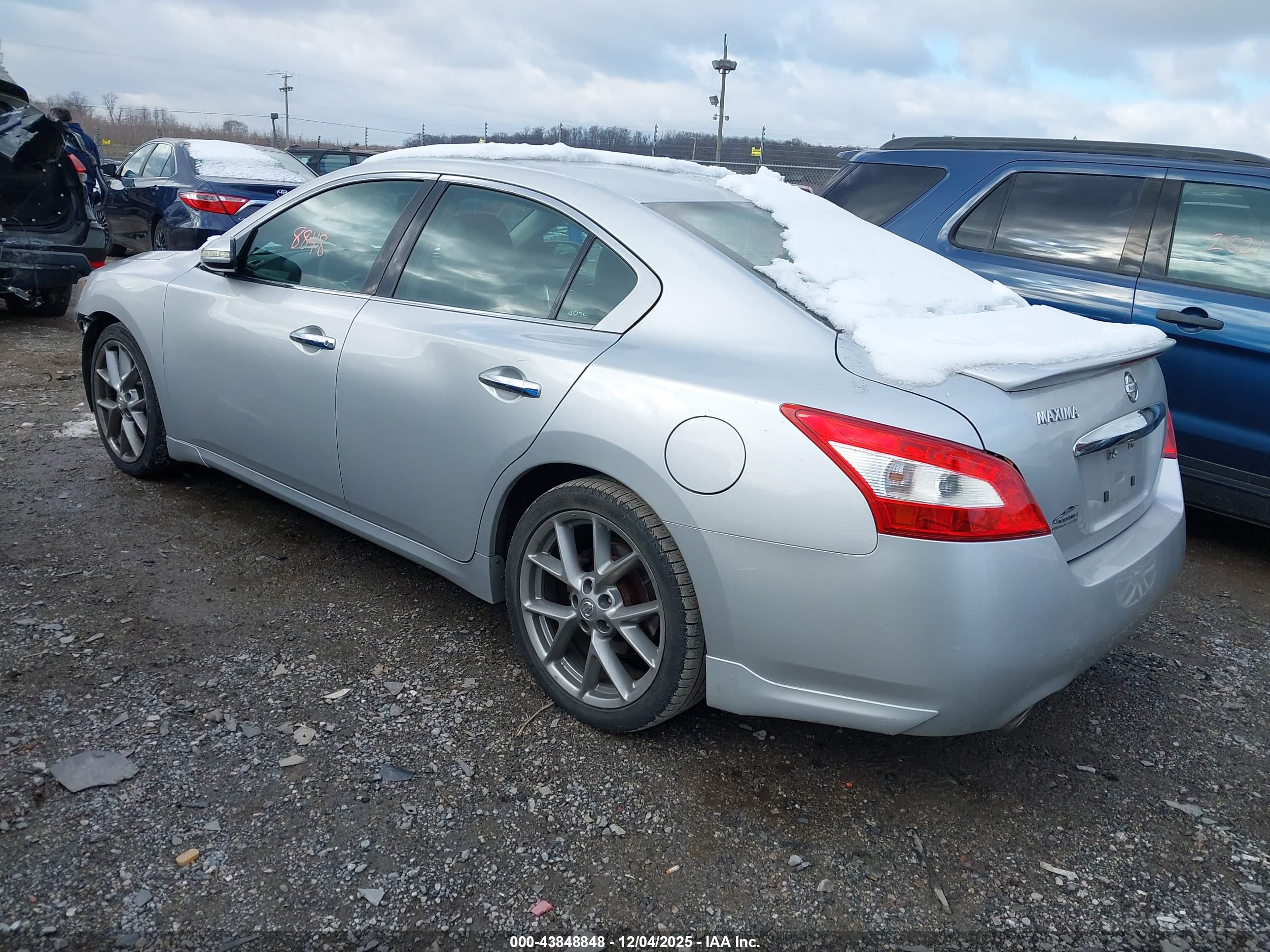 NISSAN MAXIMA image 3