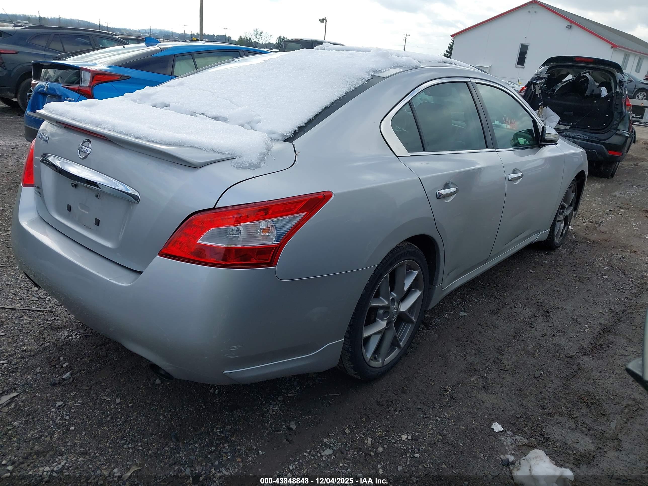 NISSAN MAXIMA image 4