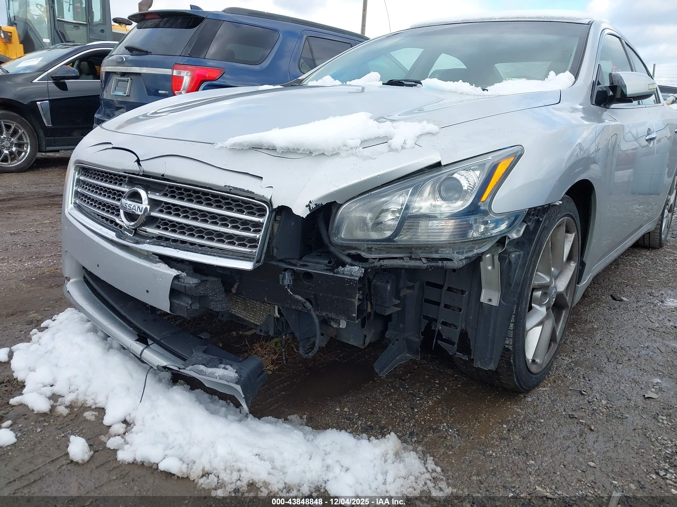 NISSAN MAXIMA image 6