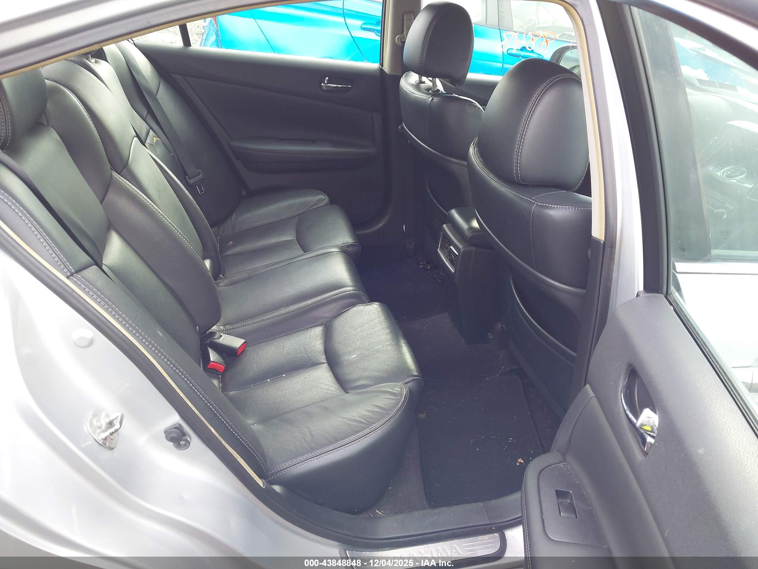 NISSAN MAXIMA image 8