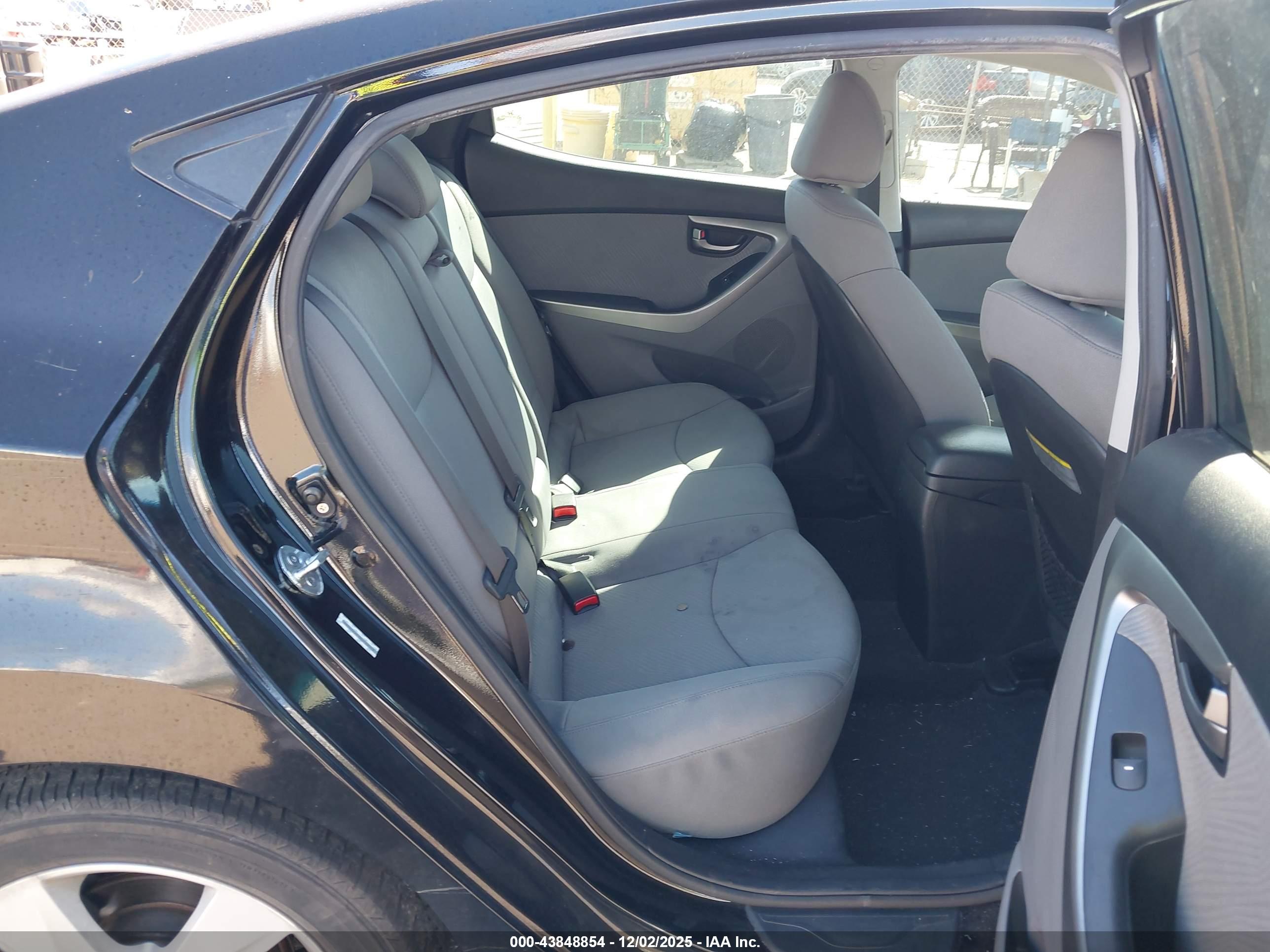 HYUNDAI ELANTRA image 8