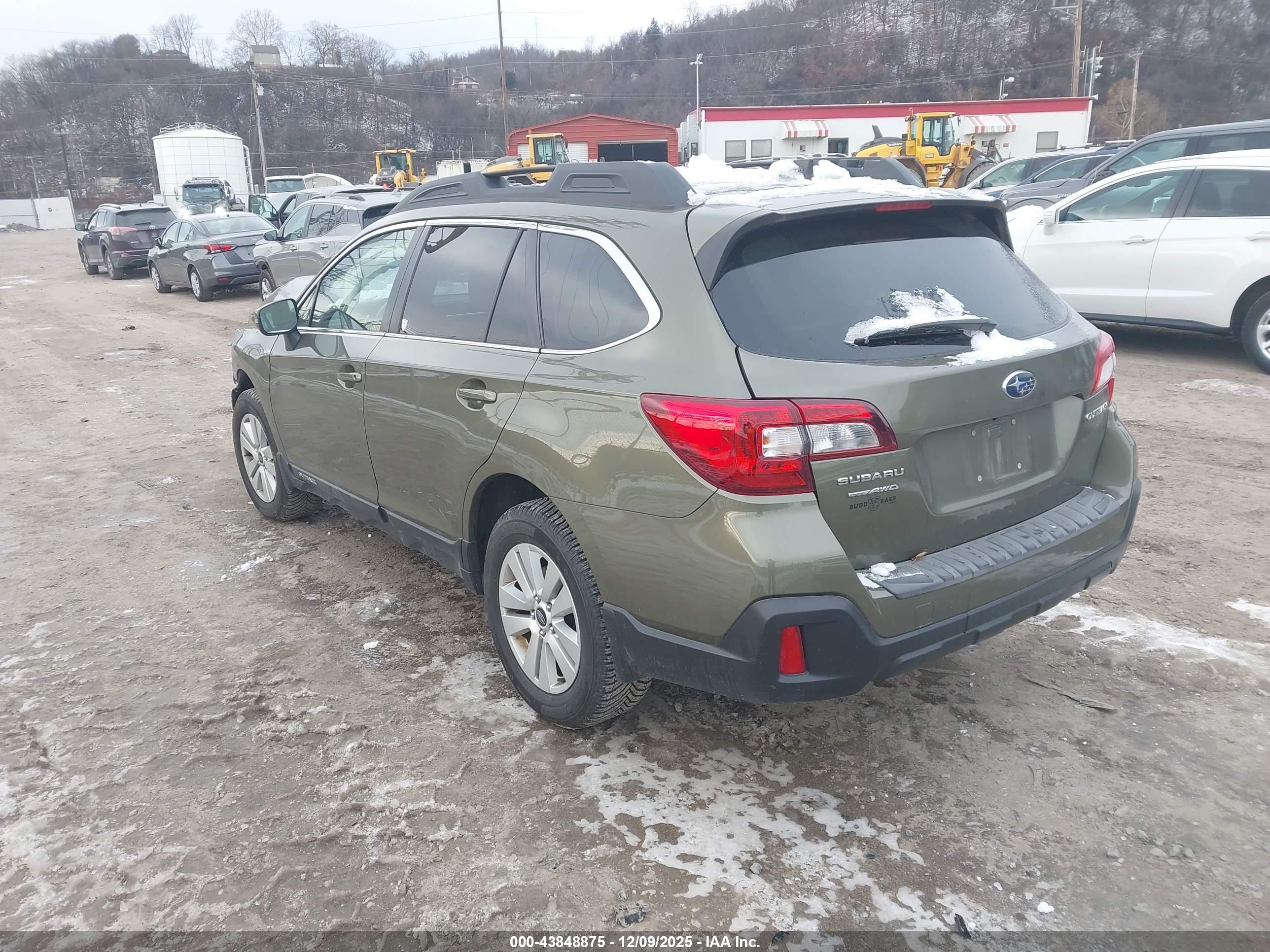 SUBARU OUTBACK image 3