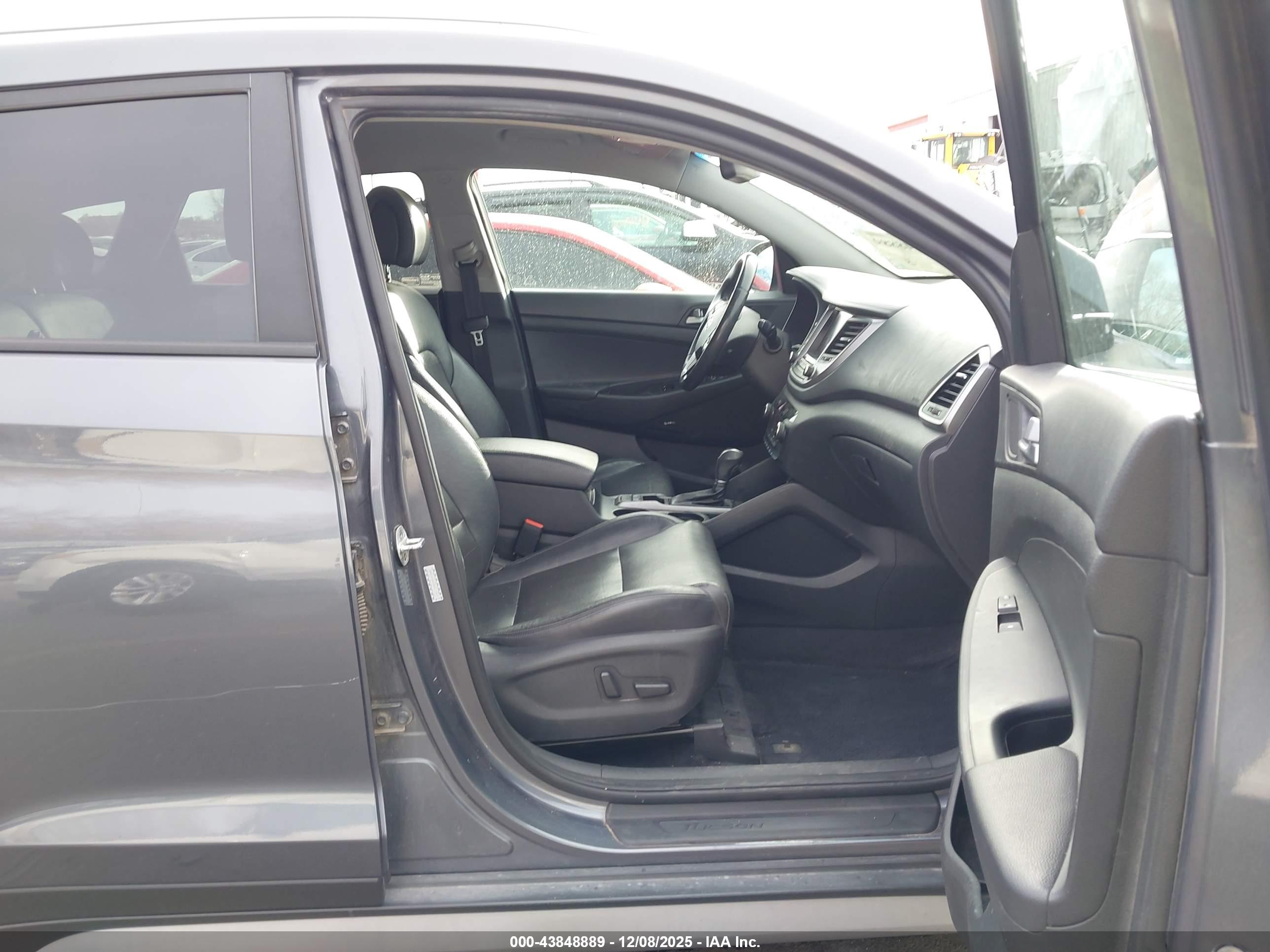 HYUNDAI TUCSON image 5
