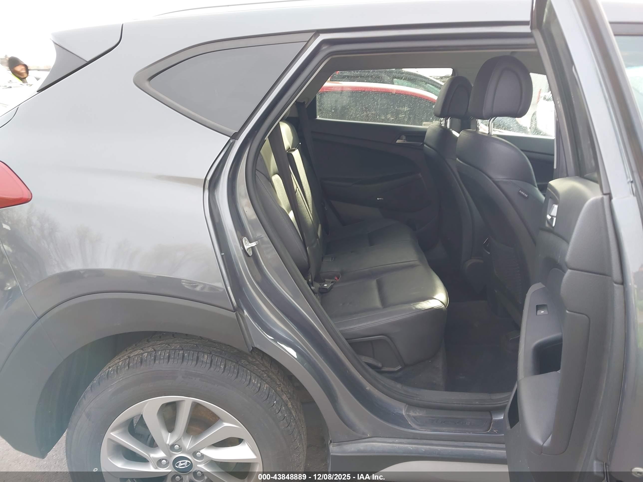 HYUNDAI TUCSON image 8