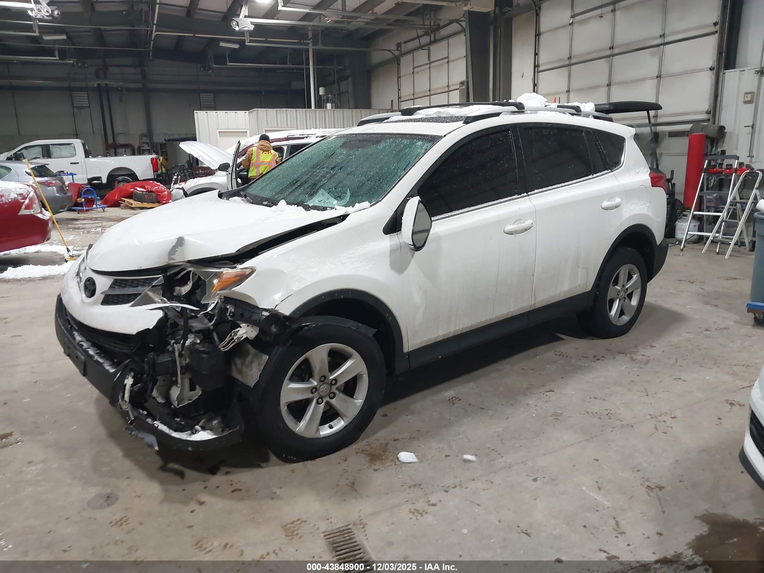 TOYOTA RAV4 image 2