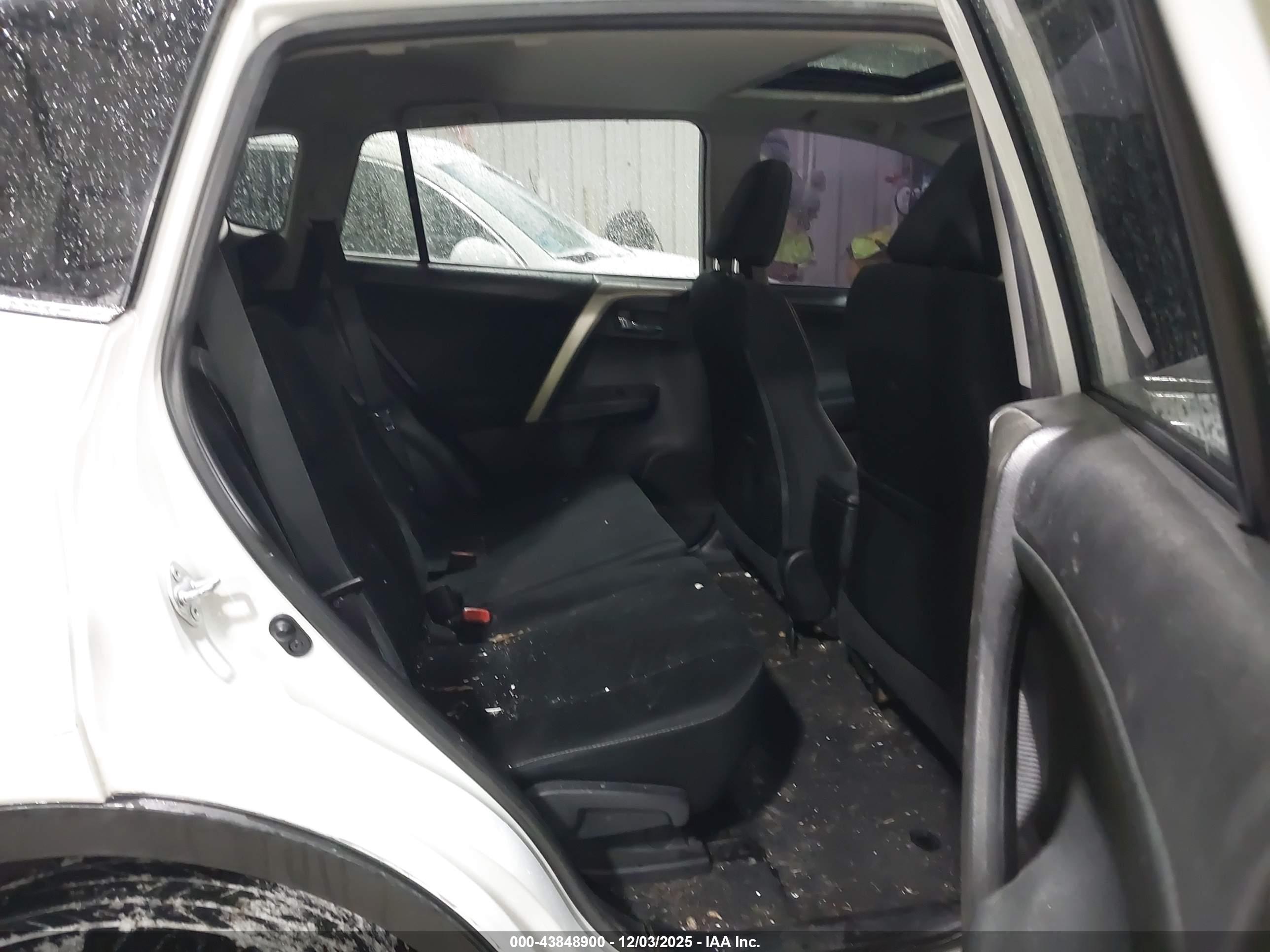 TOYOTA RAV4 image 8
