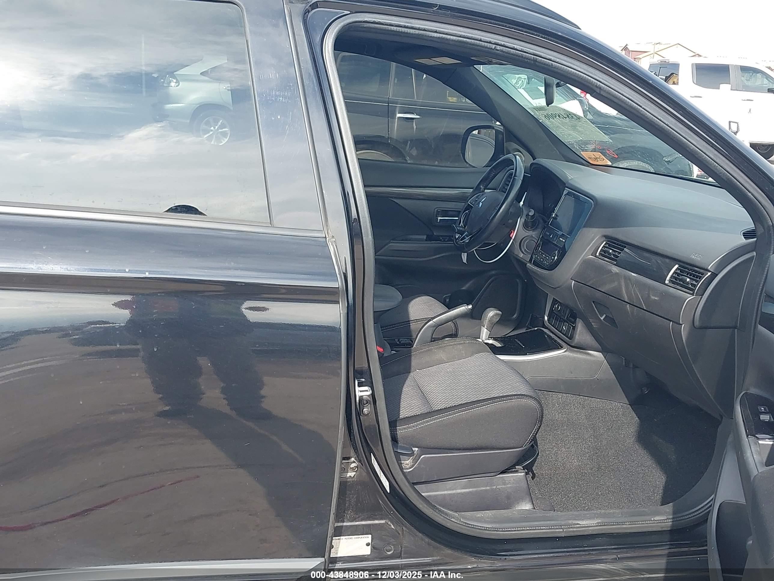 MITSUBISHI OUTLANDER image 5