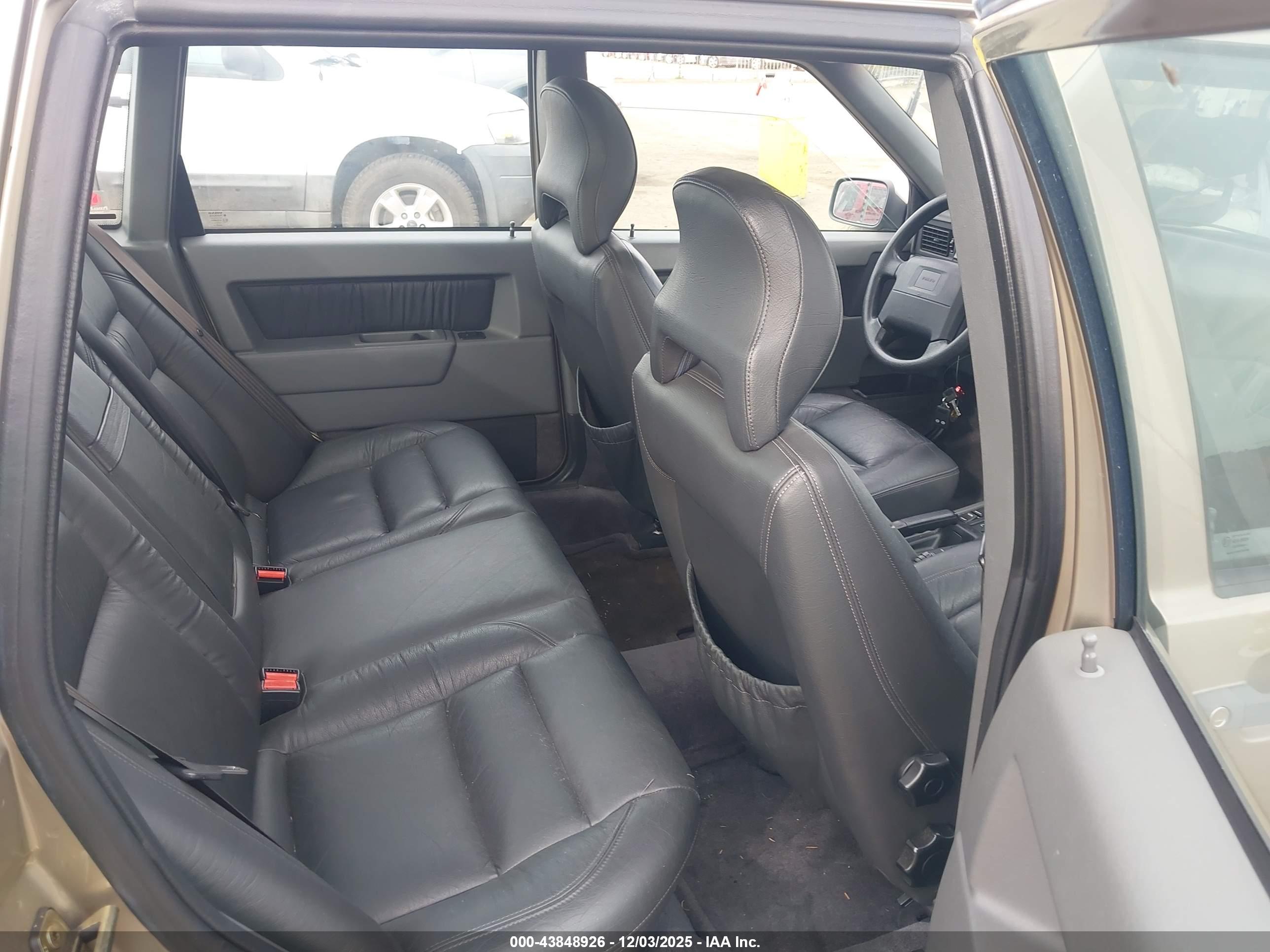 VOLVO 850 image 8