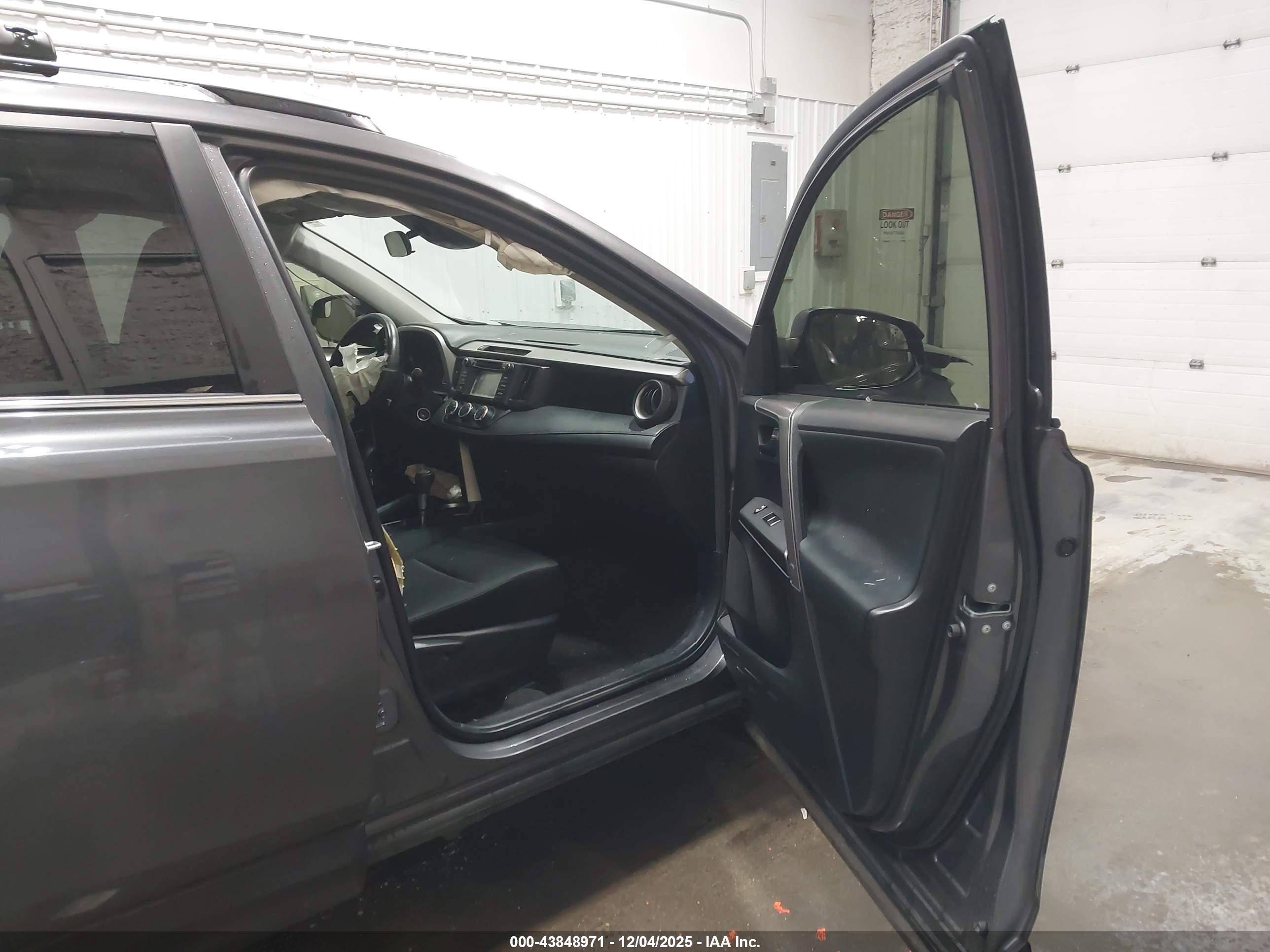 TOYOTA RAV4 image 5