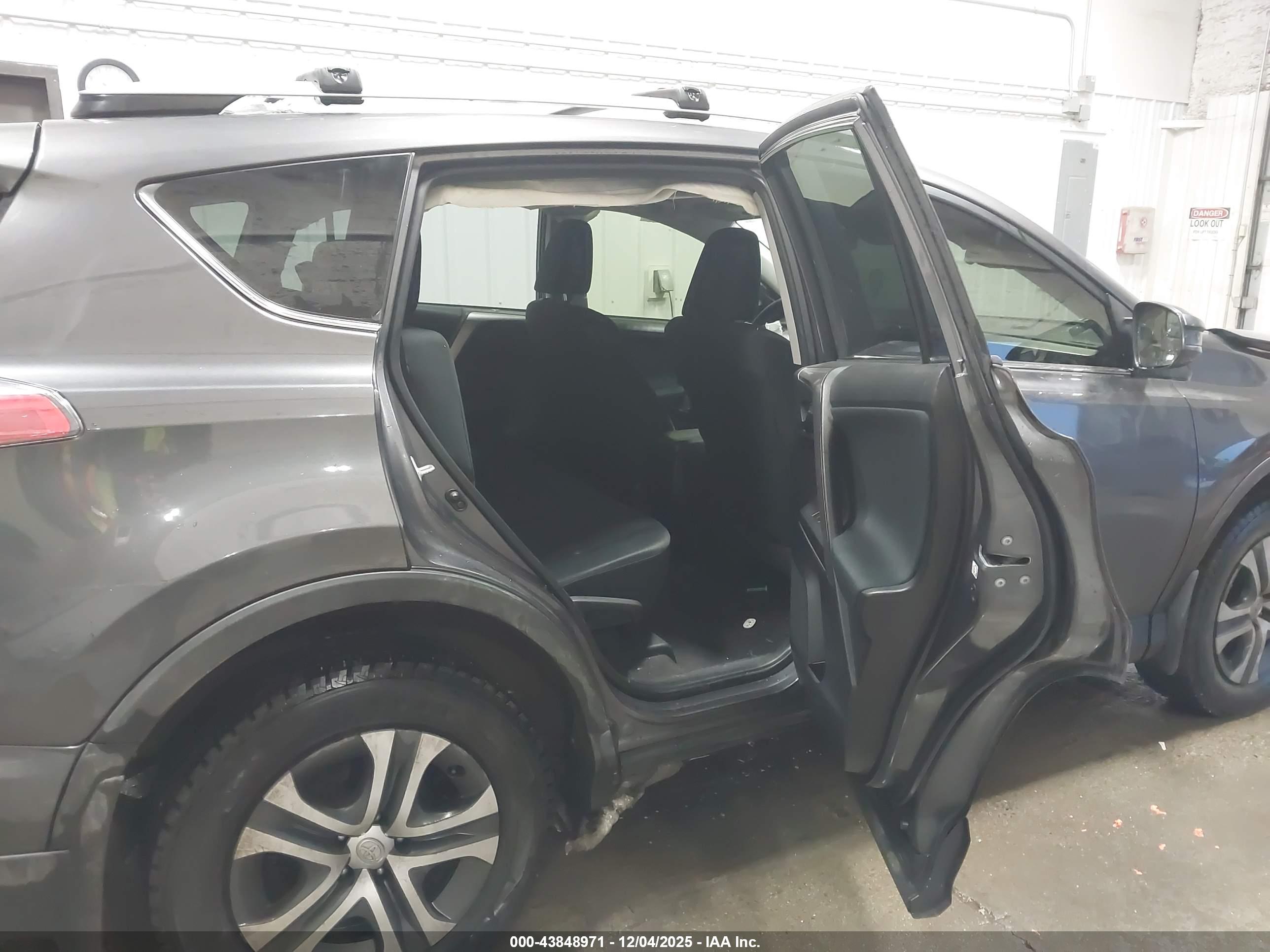 TOYOTA RAV4 image 8