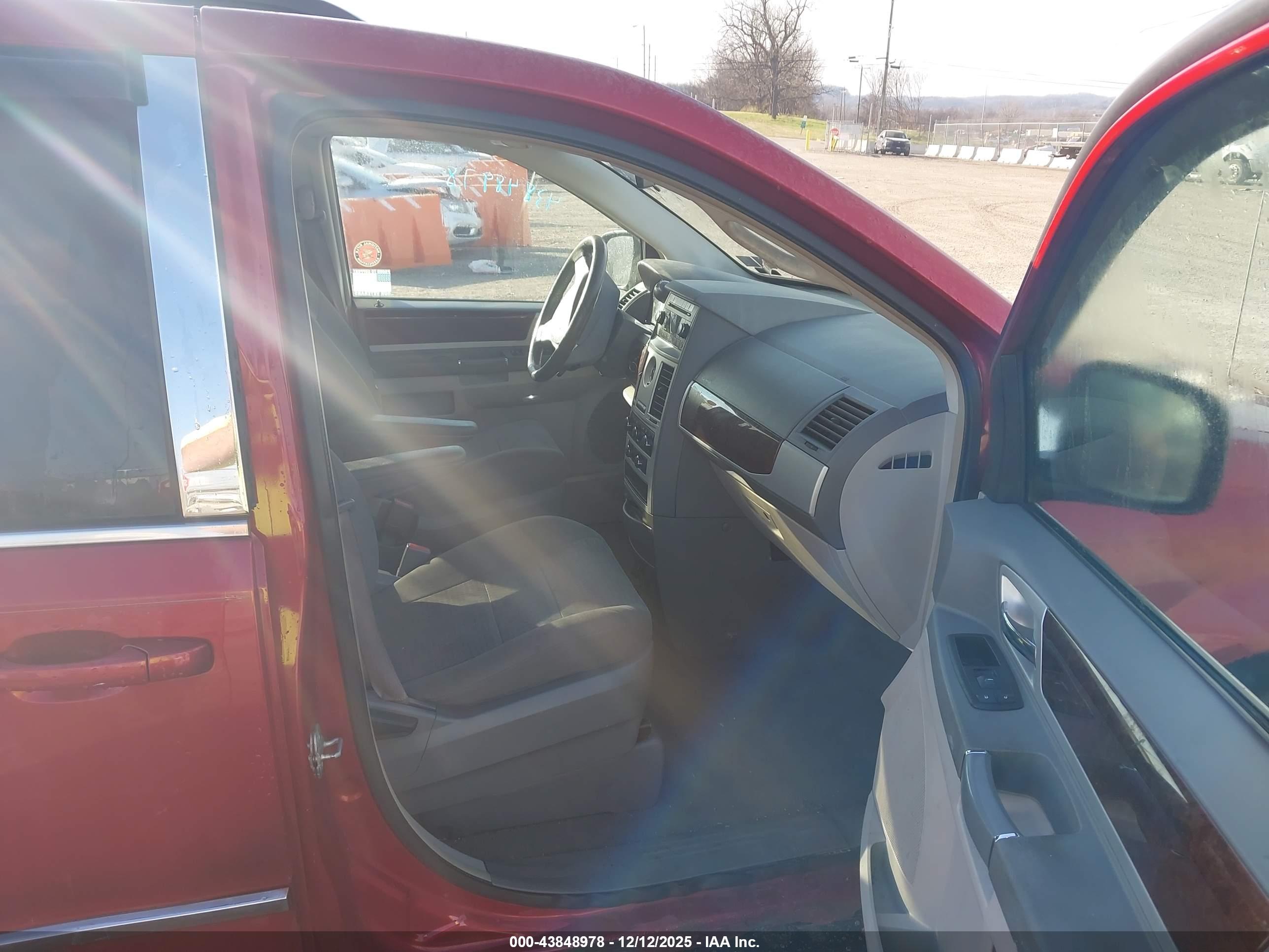 CHRYSLER TOWN image 5