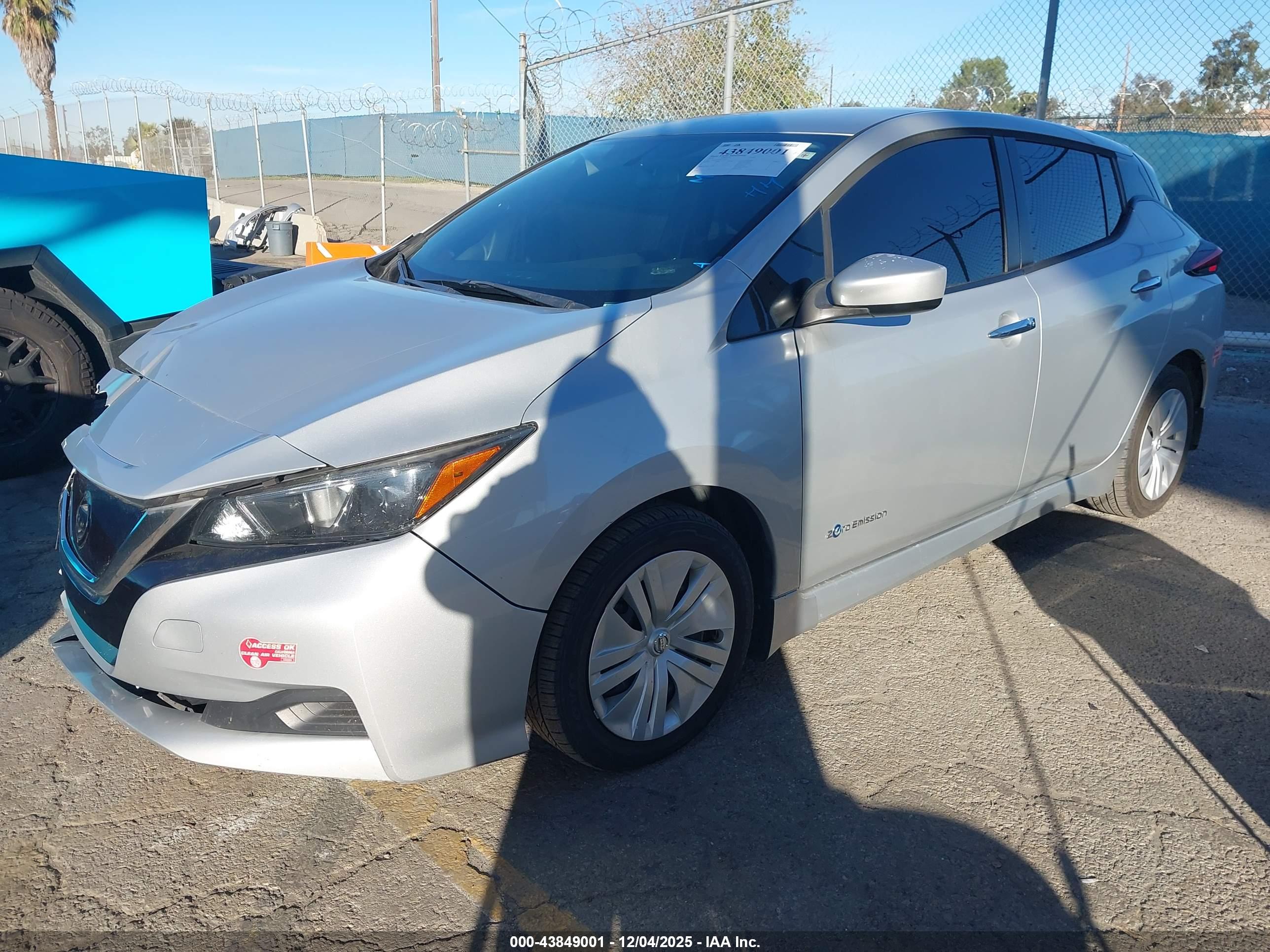 NISSAN LEAF image 2