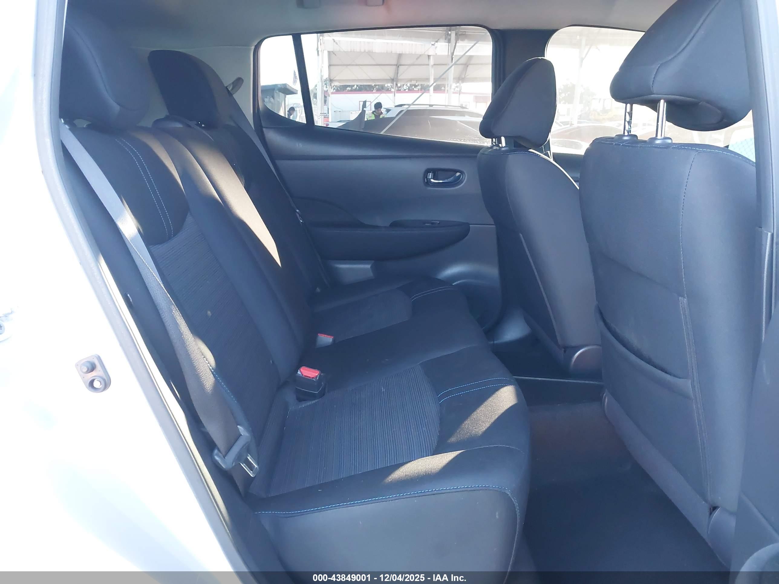NISSAN LEAF image 8