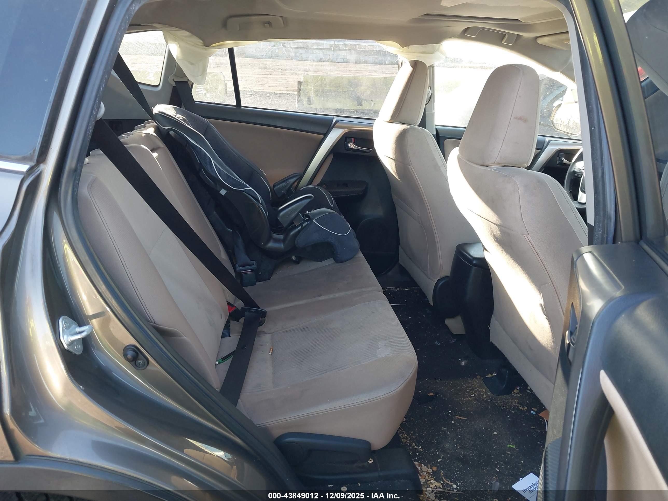 TOYOTA RAV4 image 8