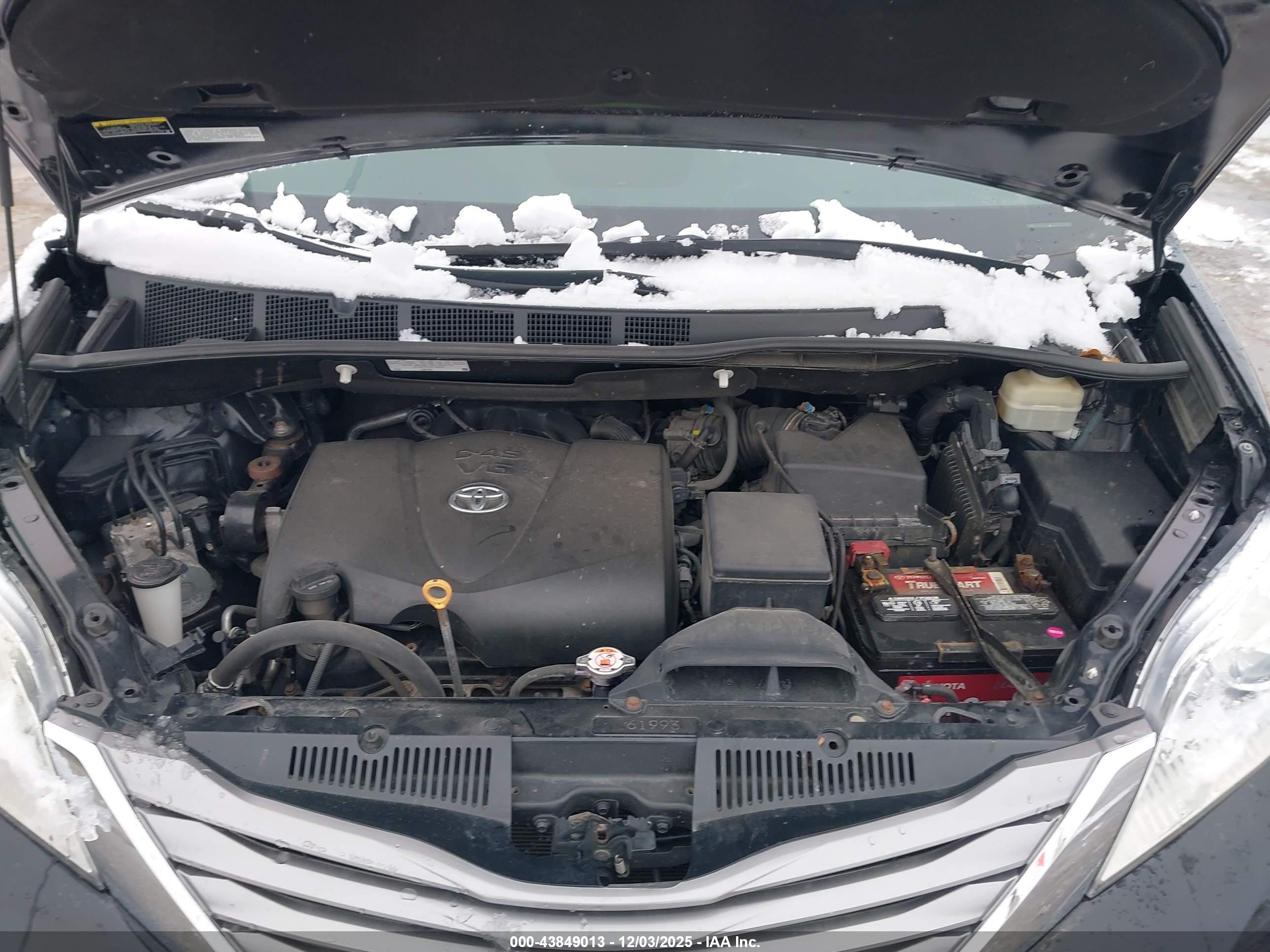 TOYOTA SIENNA image 10