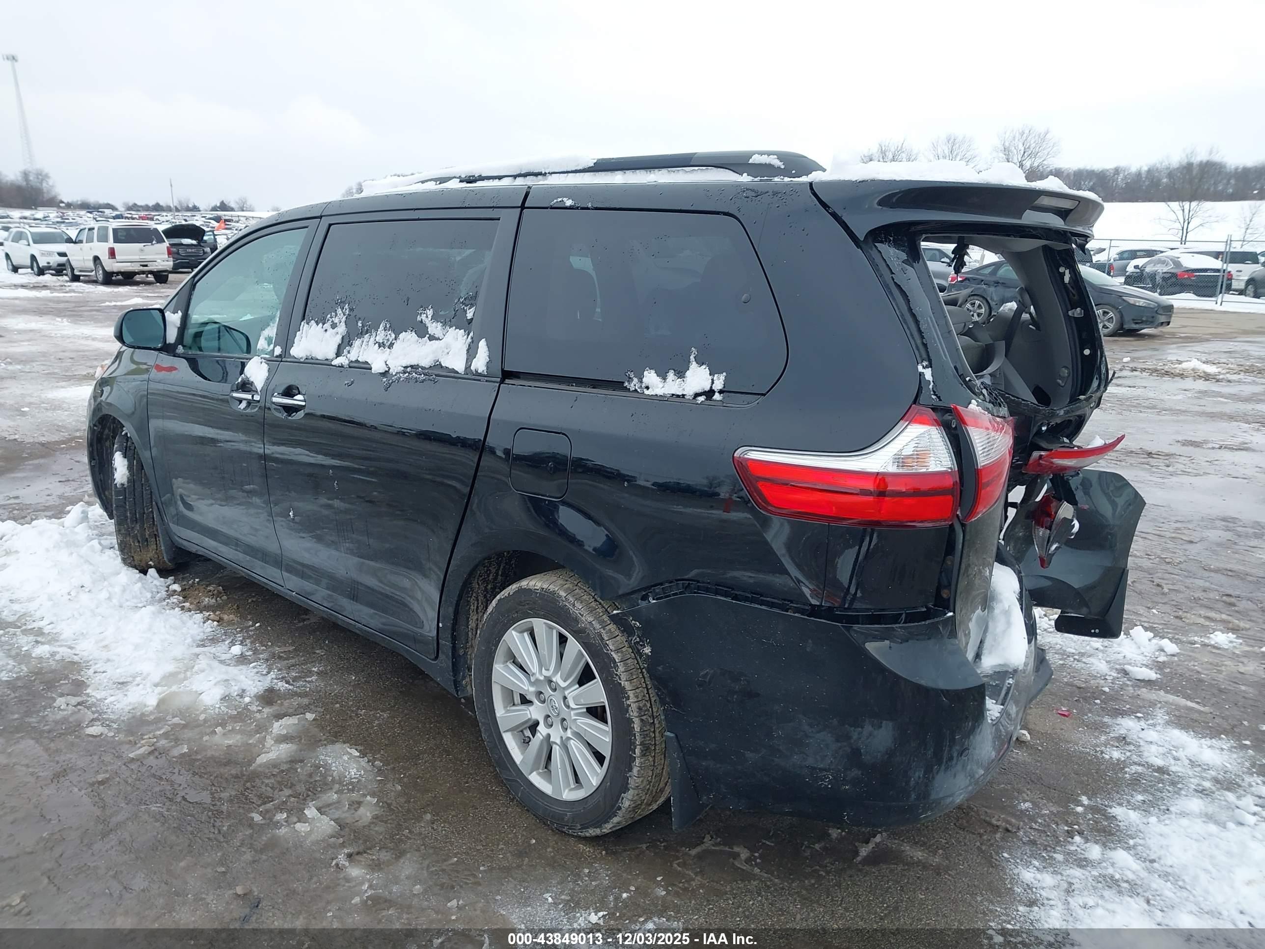 TOYOTA SIENNA image 3