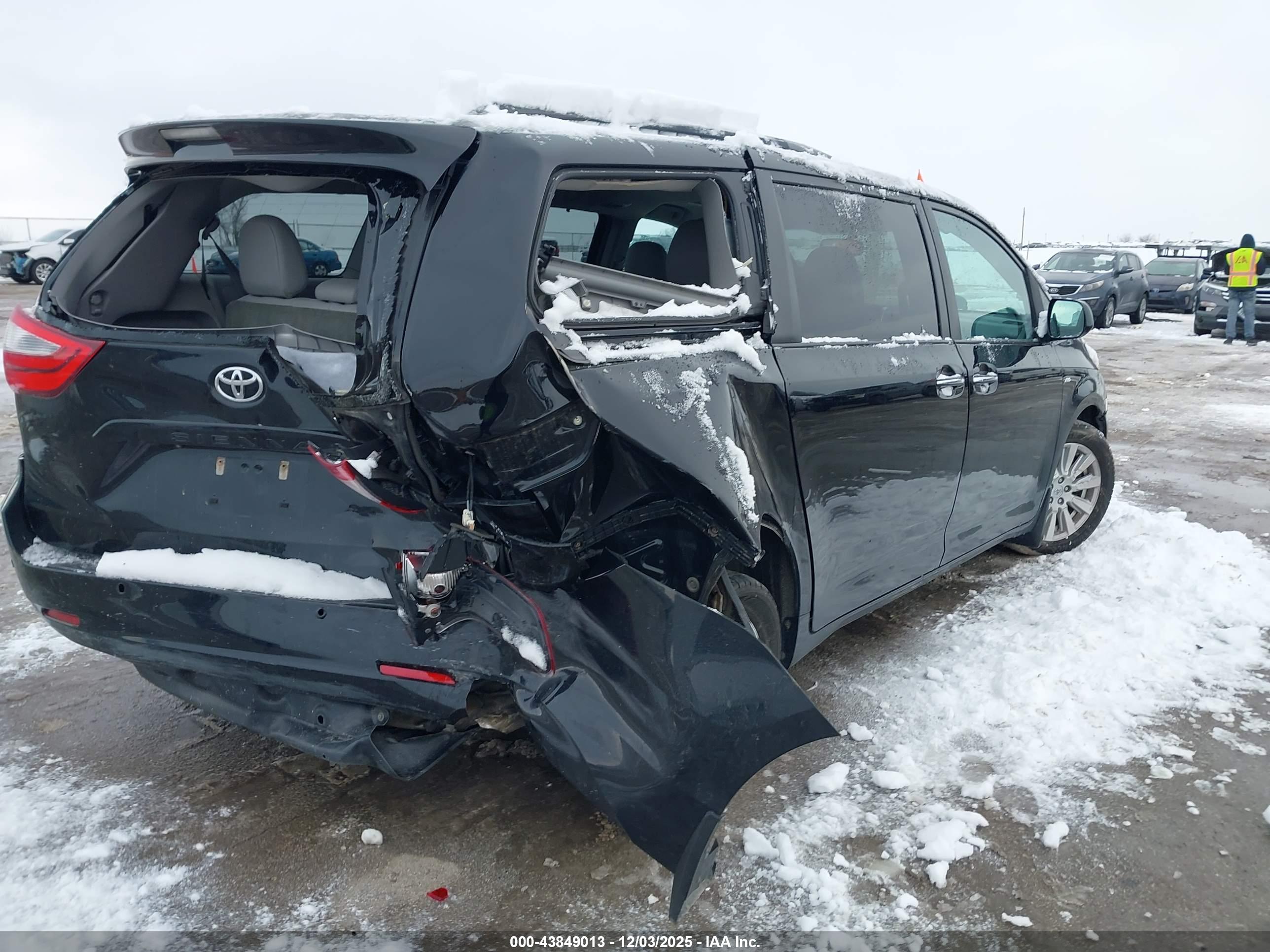 TOYOTA SIENNA image 4