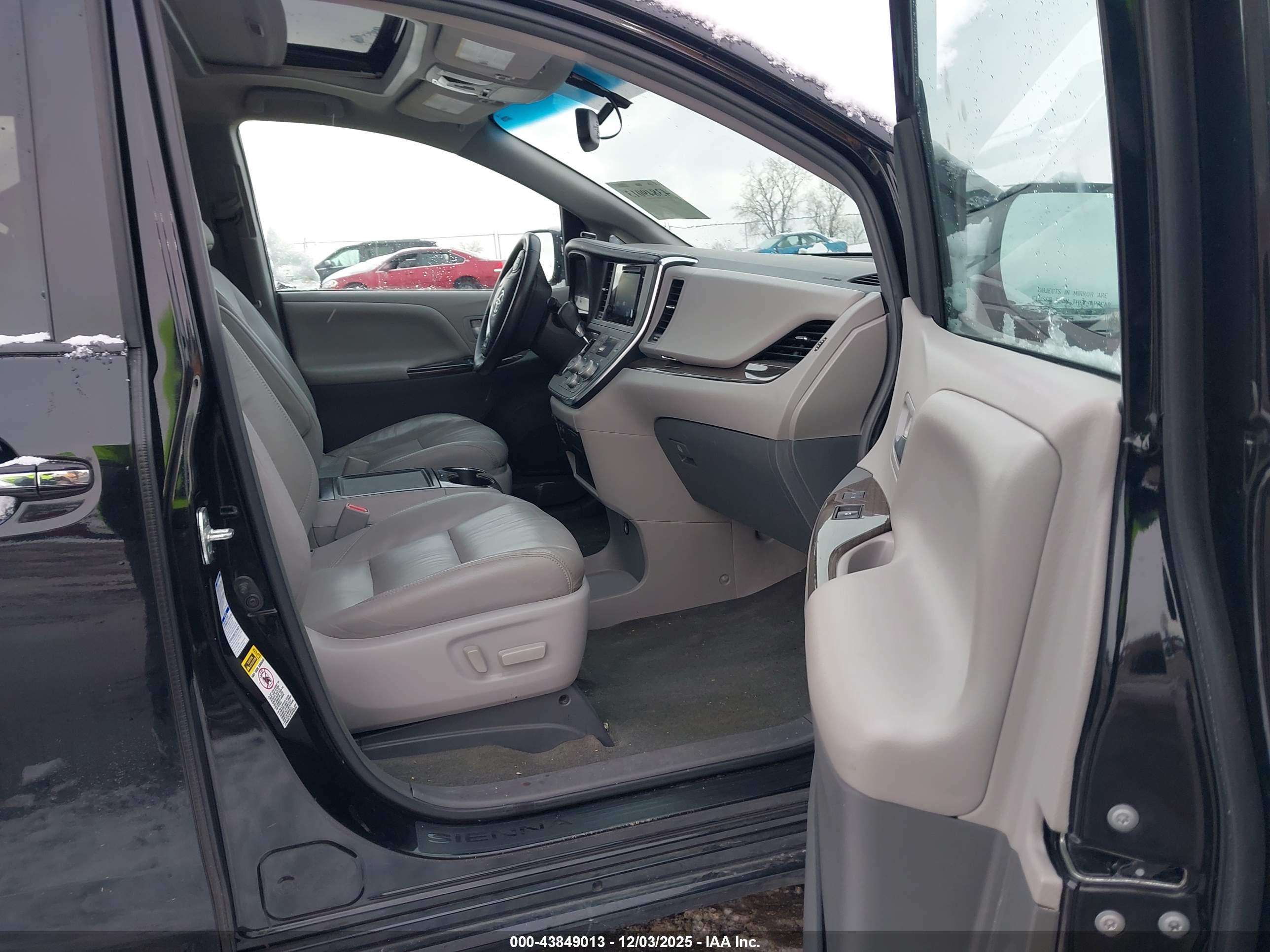 TOYOTA SIENNA image 5