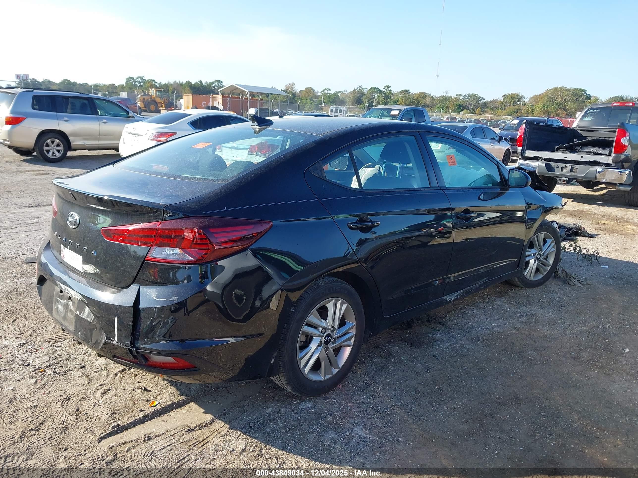 HYUNDAI ELANTRA image 4