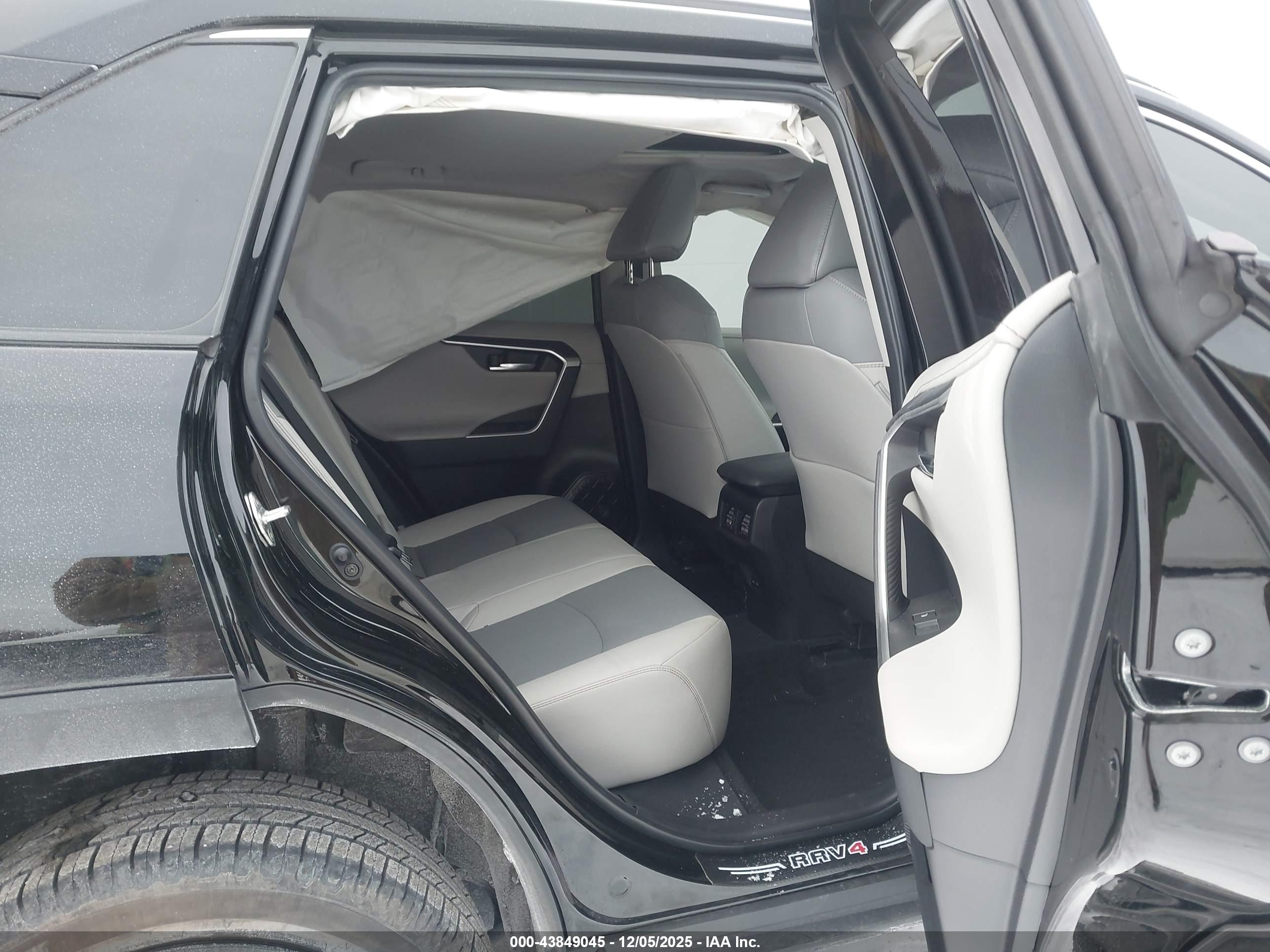 TOYOTA RAV4 image 8