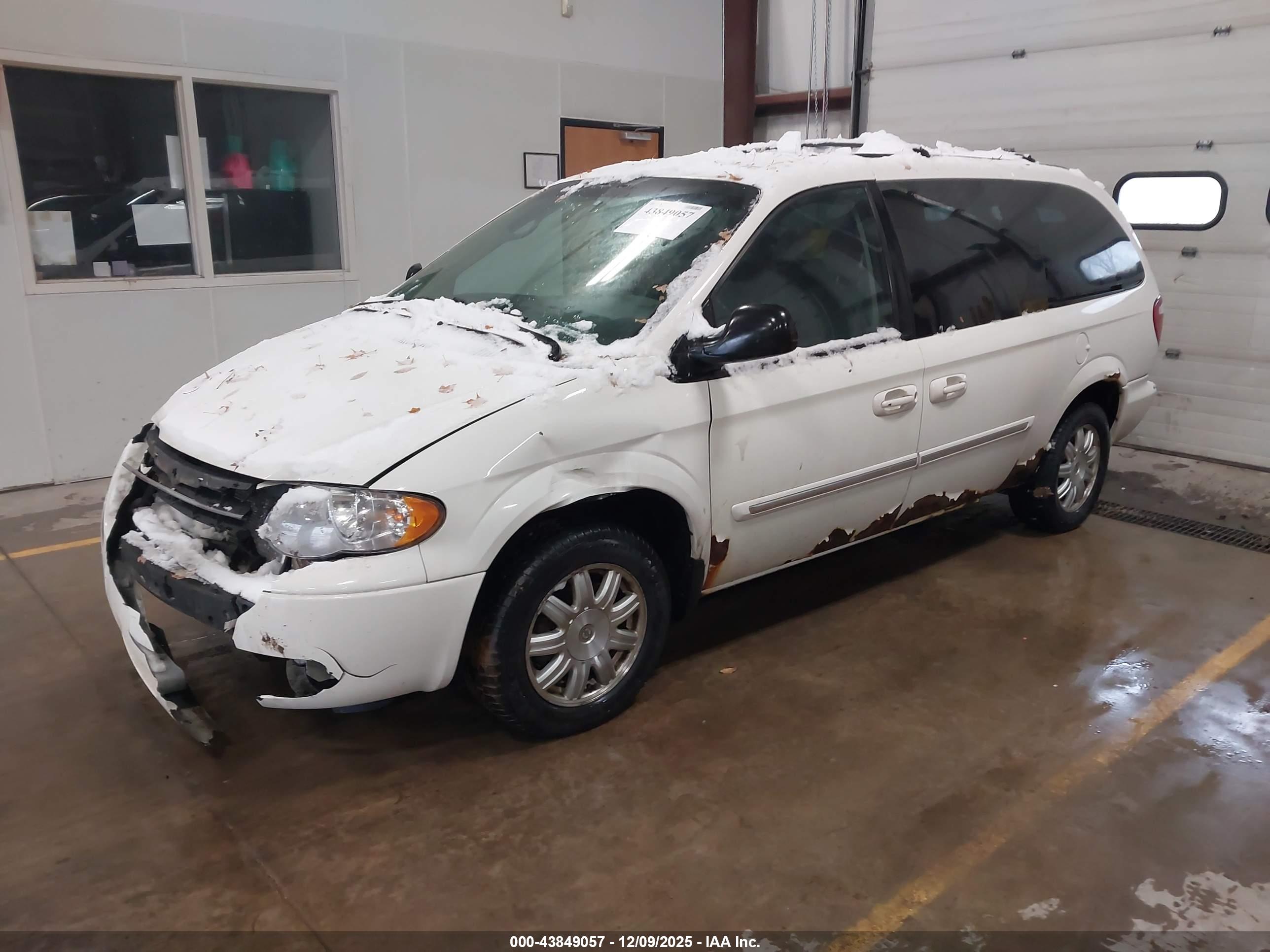 CHRYSLER TOWN image 2