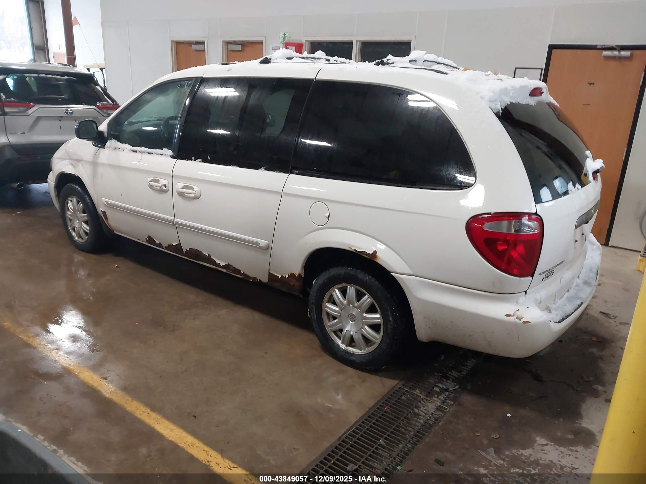 CHRYSLER TOWN image 3