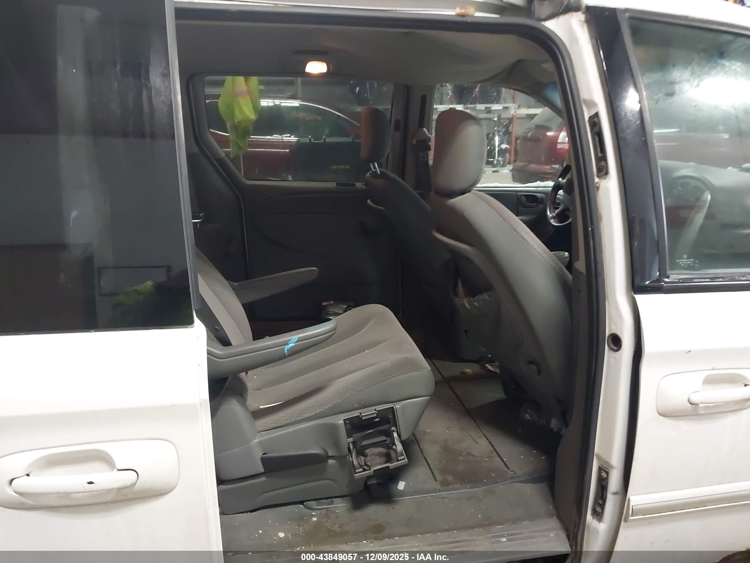 CHRYSLER TOWN image 8