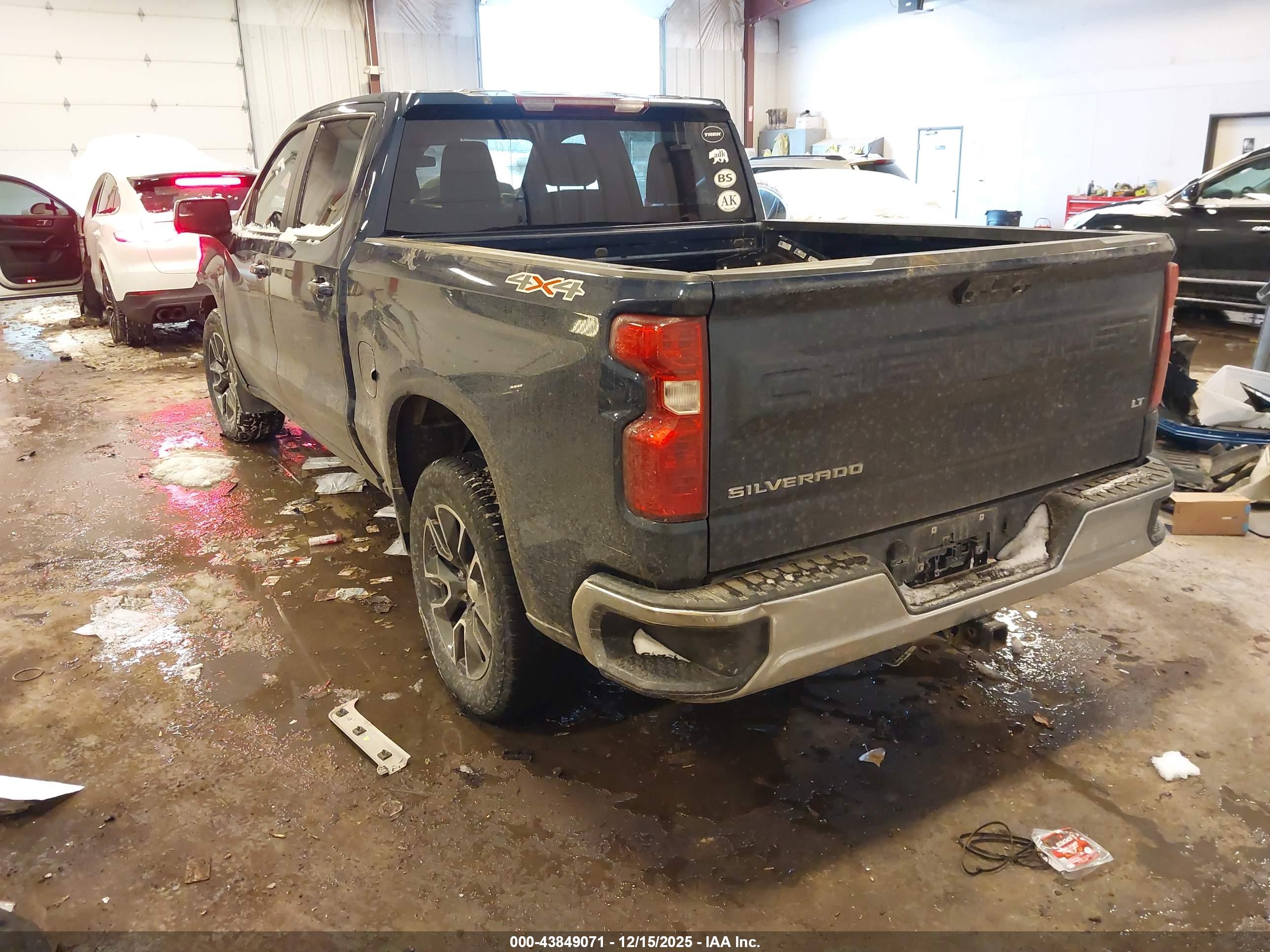 CHEVROLET SILVERADO image 3