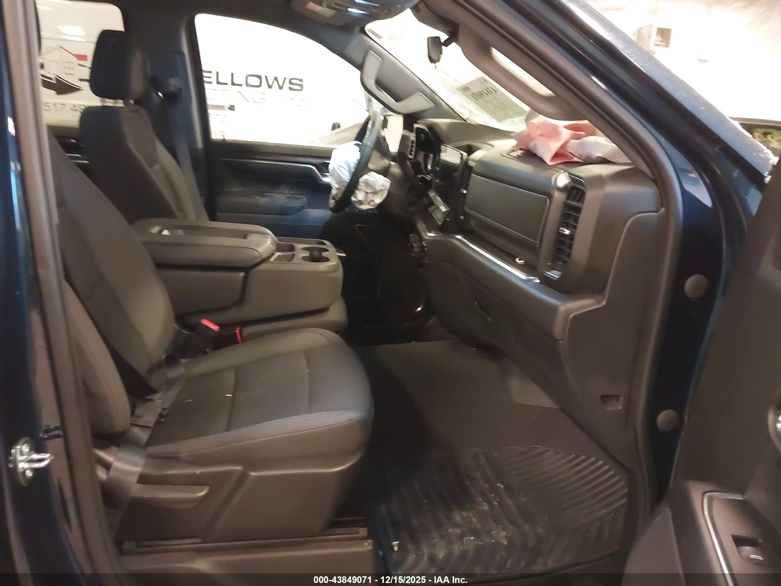CHEVROLET SILVERADO image 5