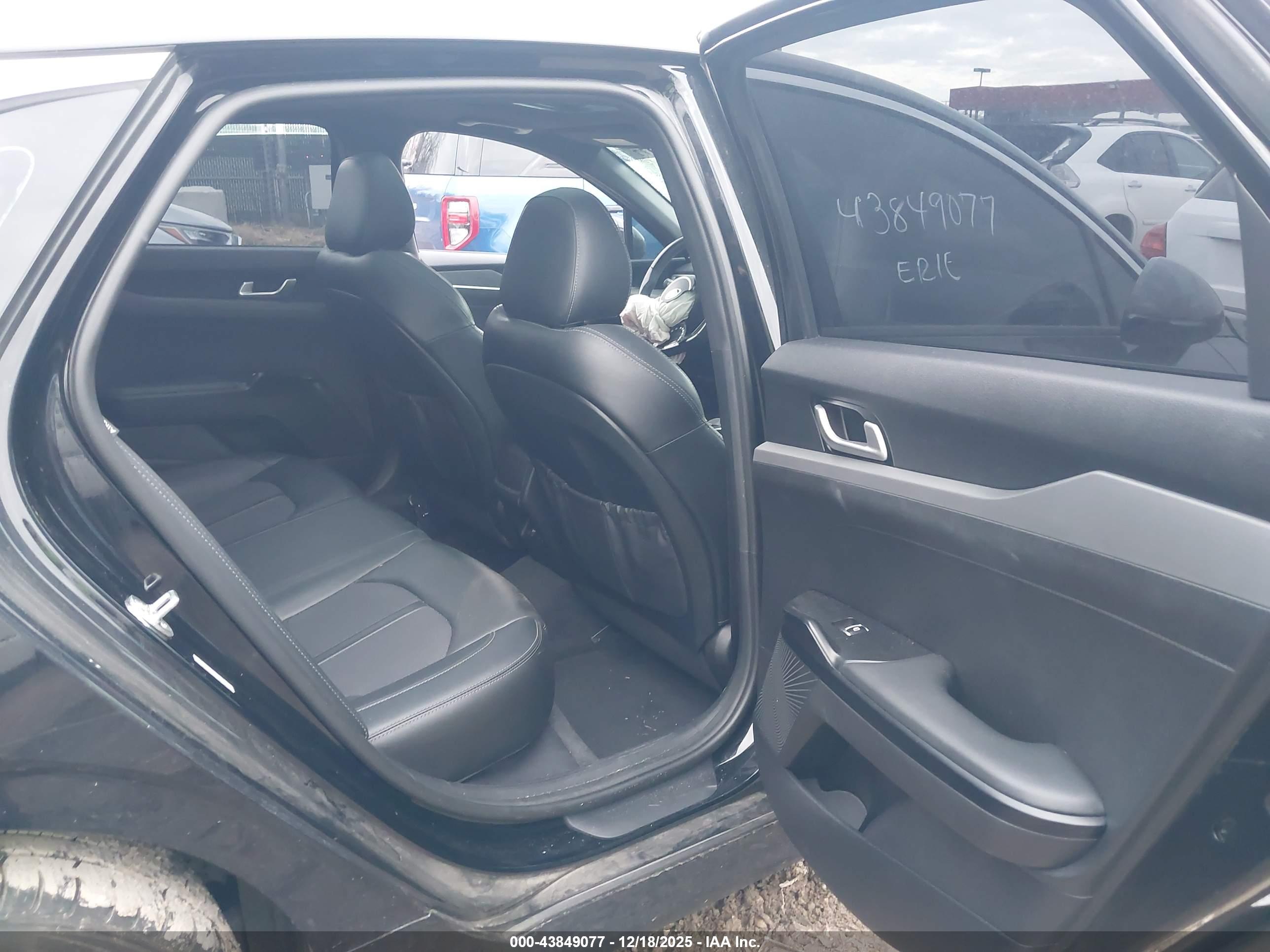 KIA K5 image 8