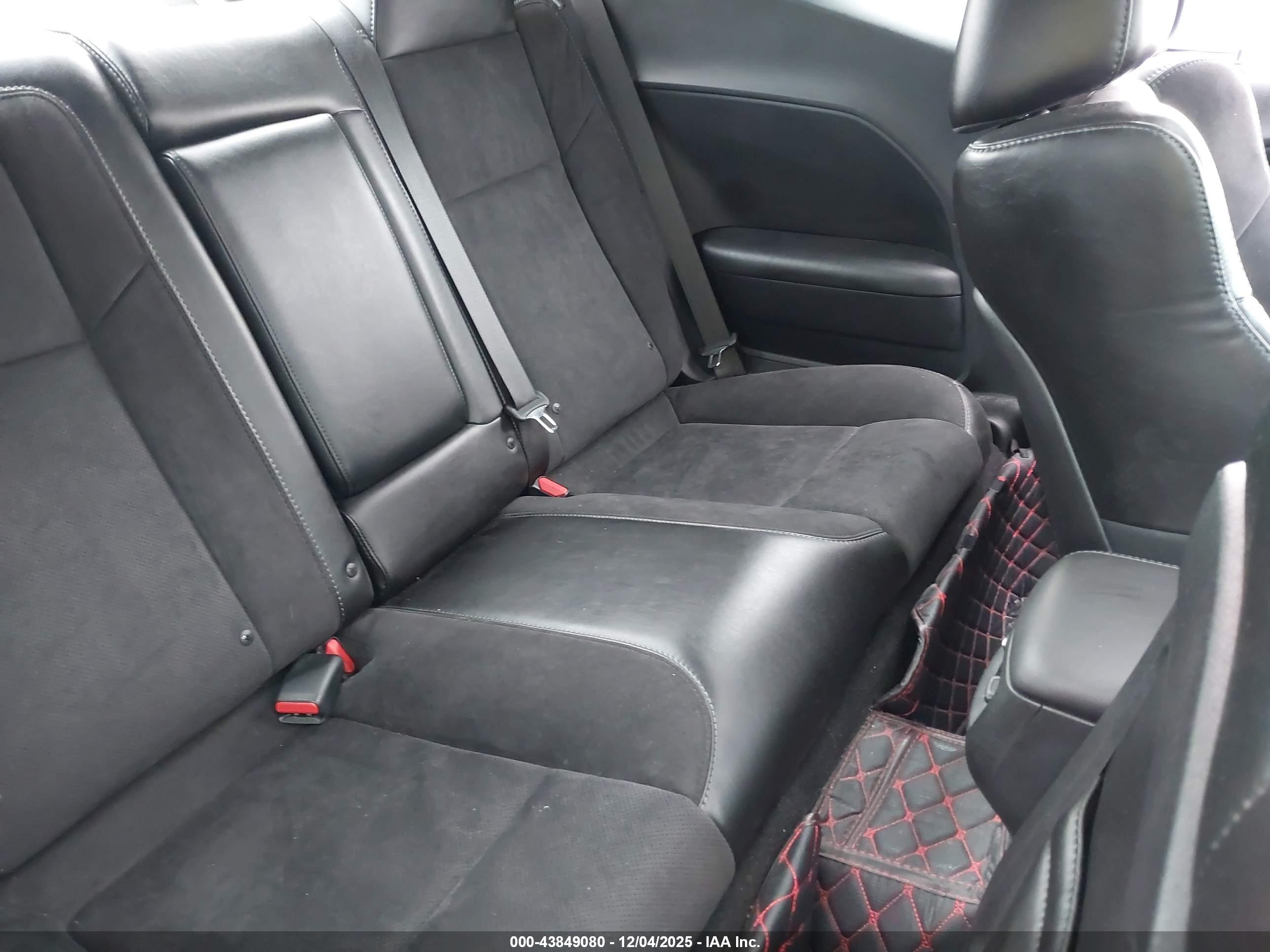 DODGE CHALLENGER image 8