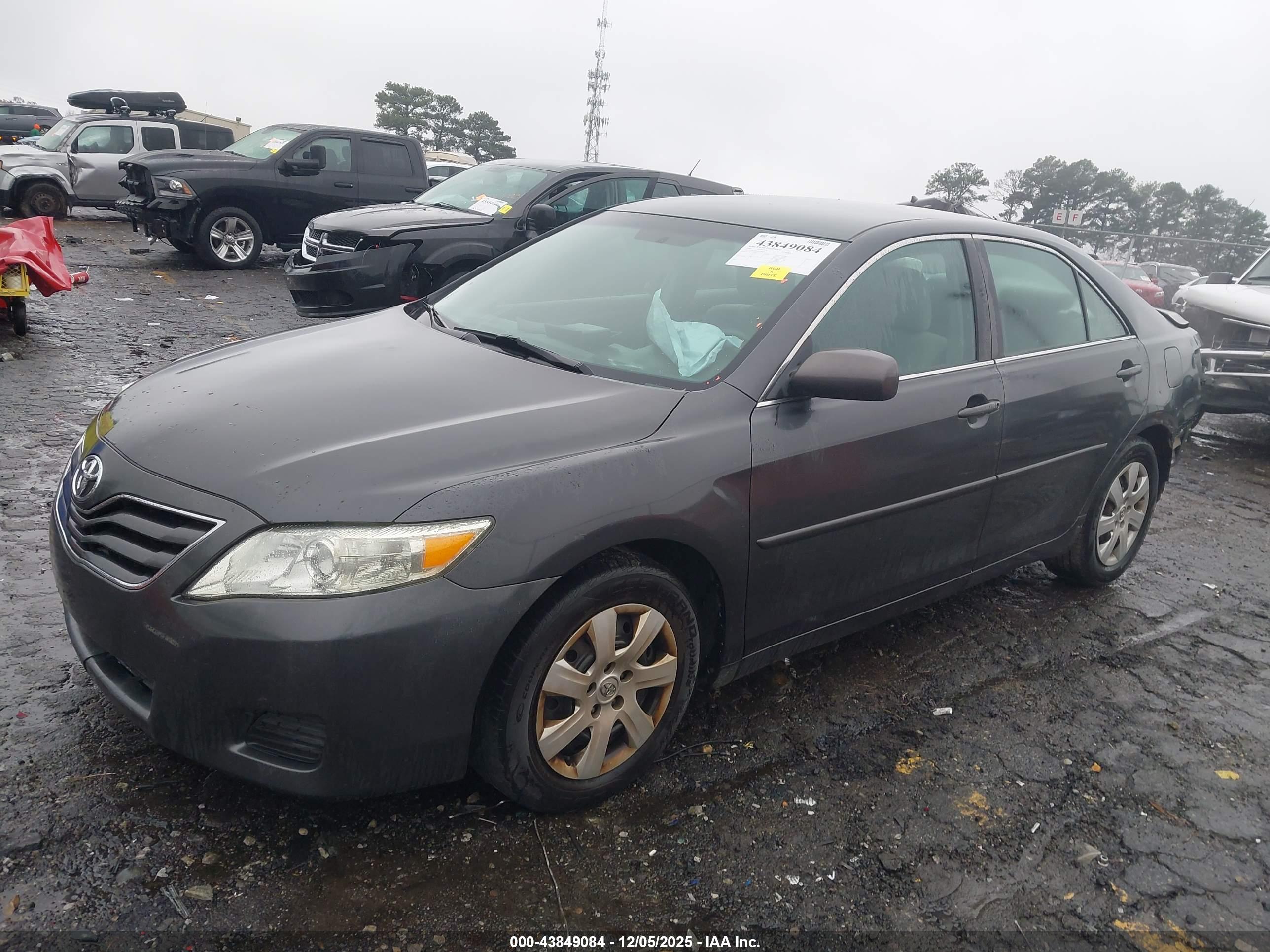TOYOTA CAMRY image 2