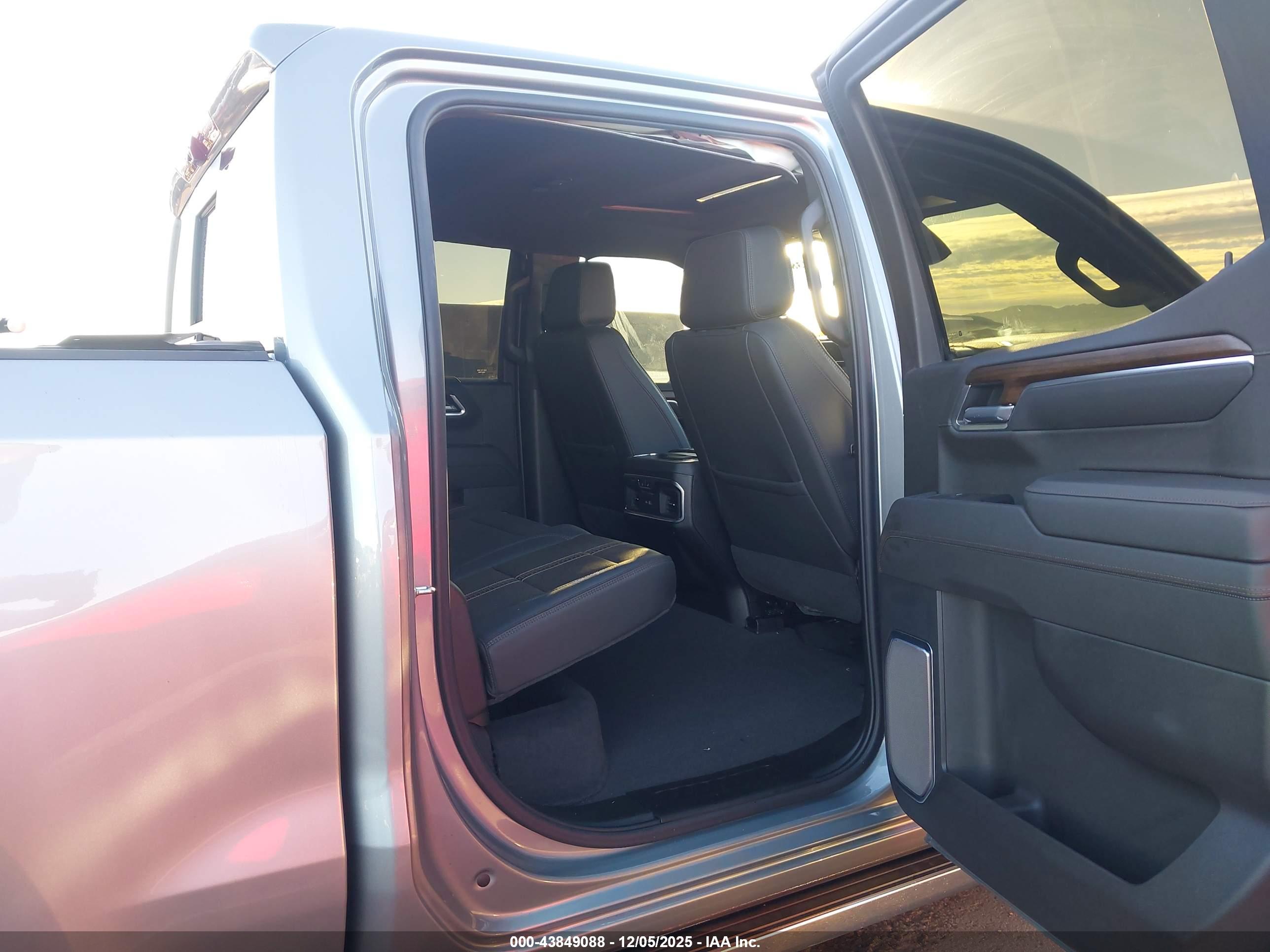 CHEVROLET SILVERADO image 8