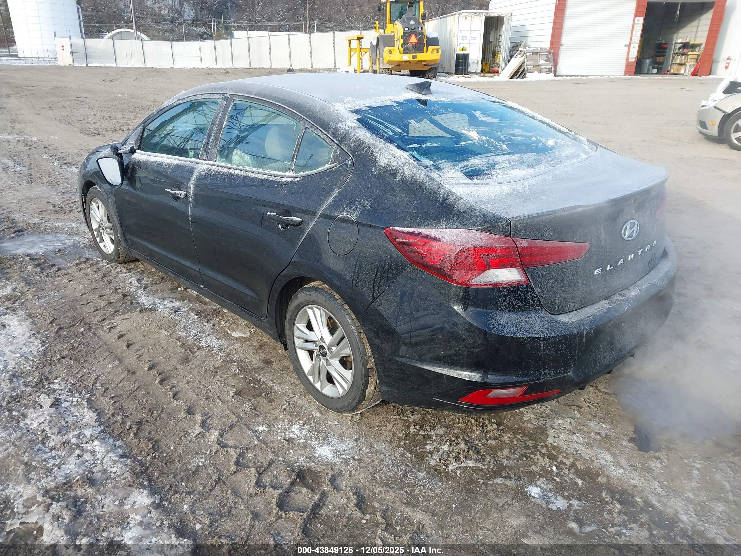 HYUNDAI ELANTRA image 3
