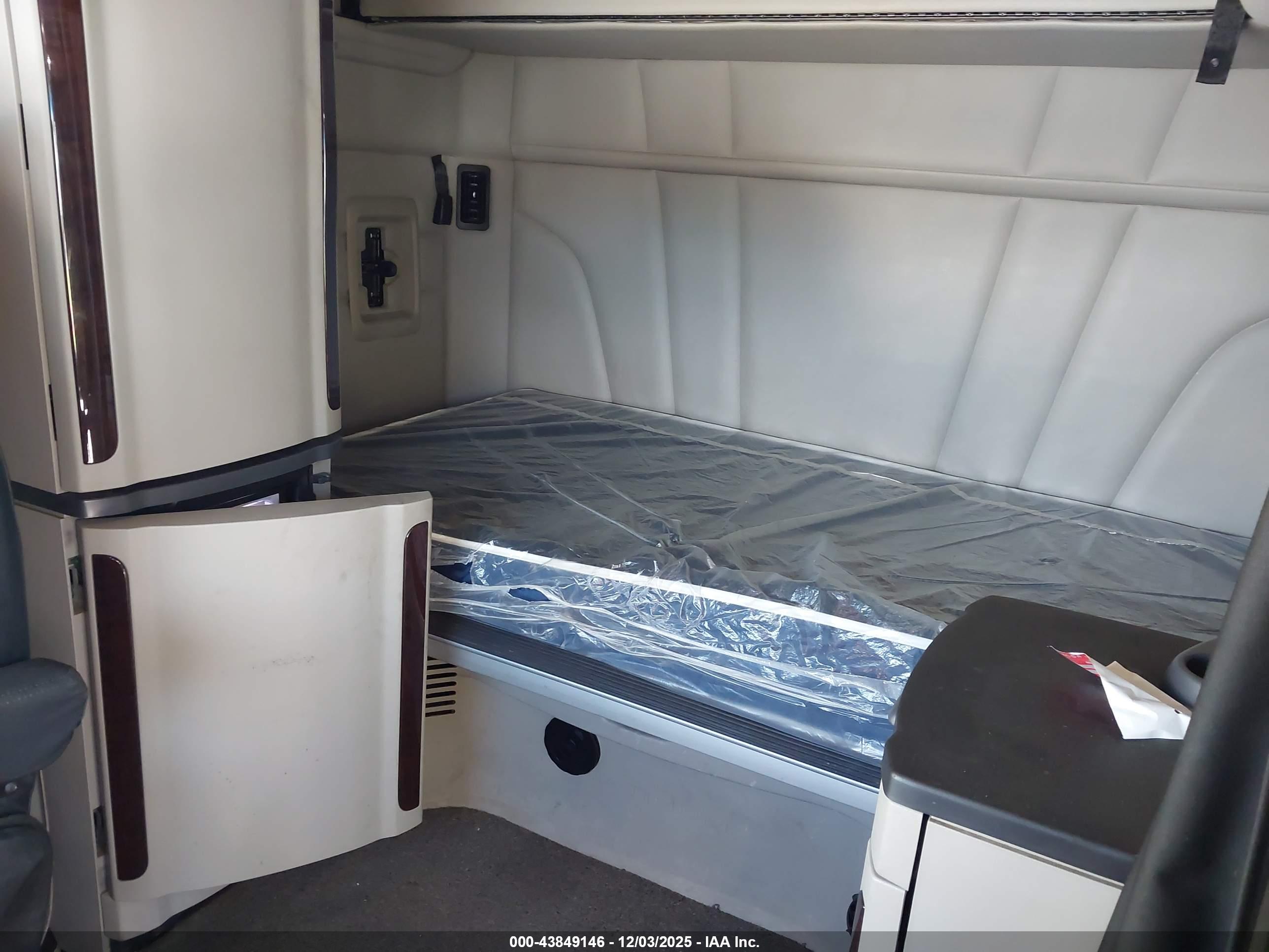 PETERBILT 579 image 8