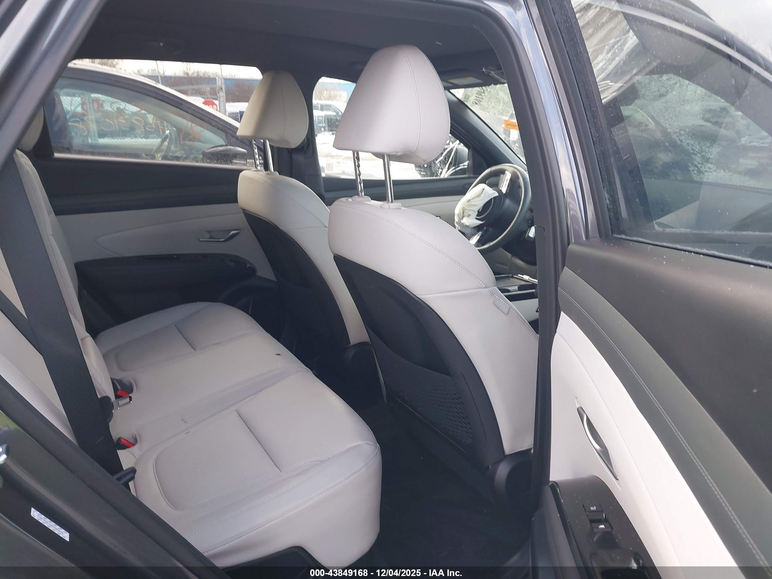 HYUNDAI TUCSON image 8