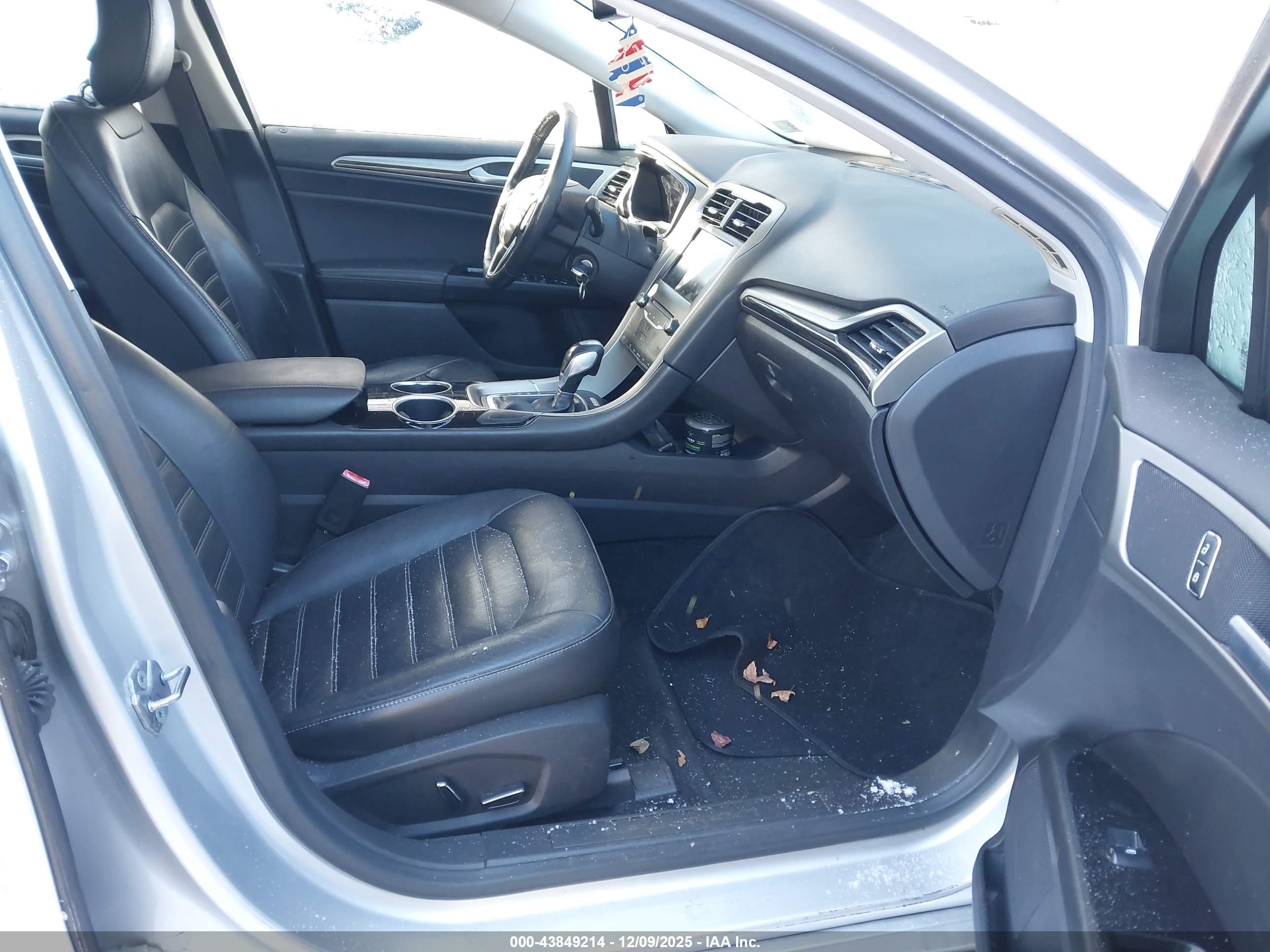 FORD FUSION image 5